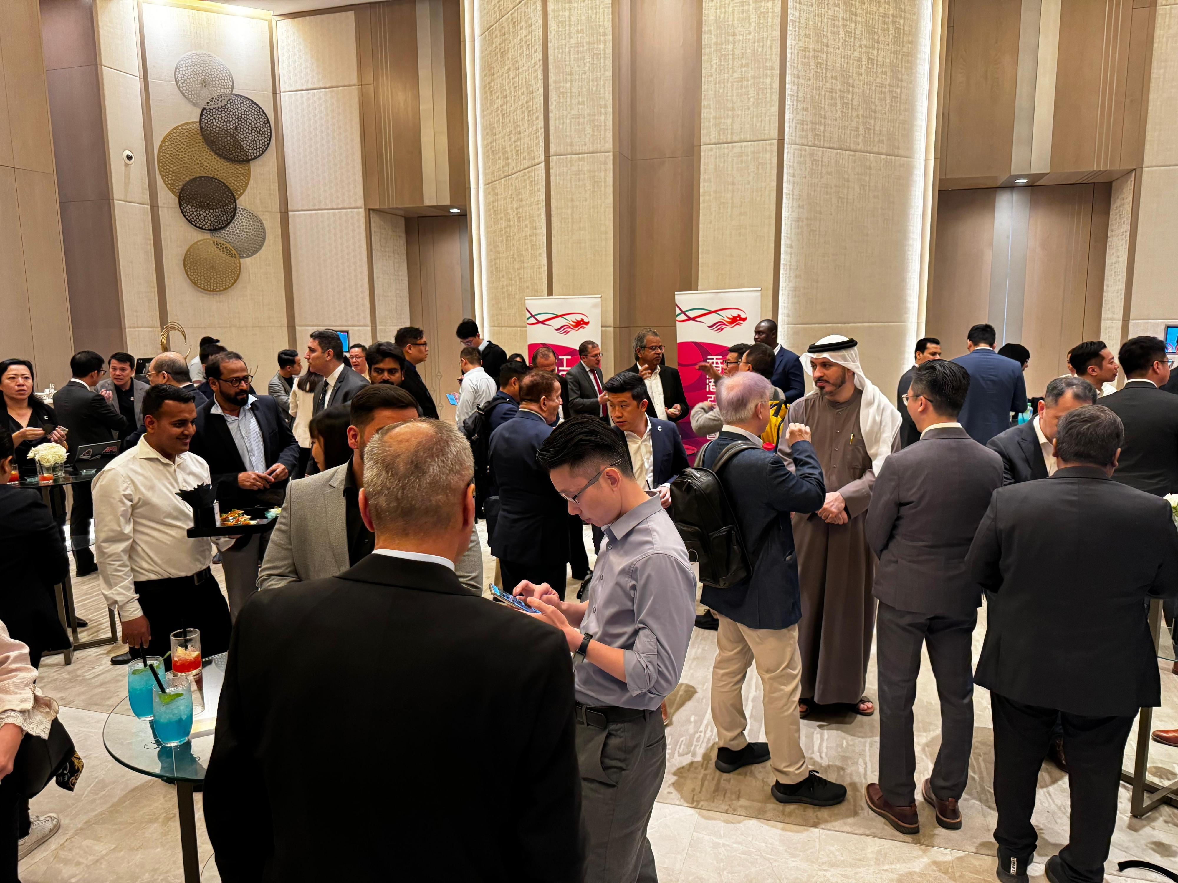 The Hong Kong Economic and Trade Office in Dubai hosted a business luncheon in Dubai, the United Arab Emirates, on March 6 (Dubai time). The event was co-organised by the Hong Kong Trade Development Council. Photo shows guests mingling before the luncheon started.