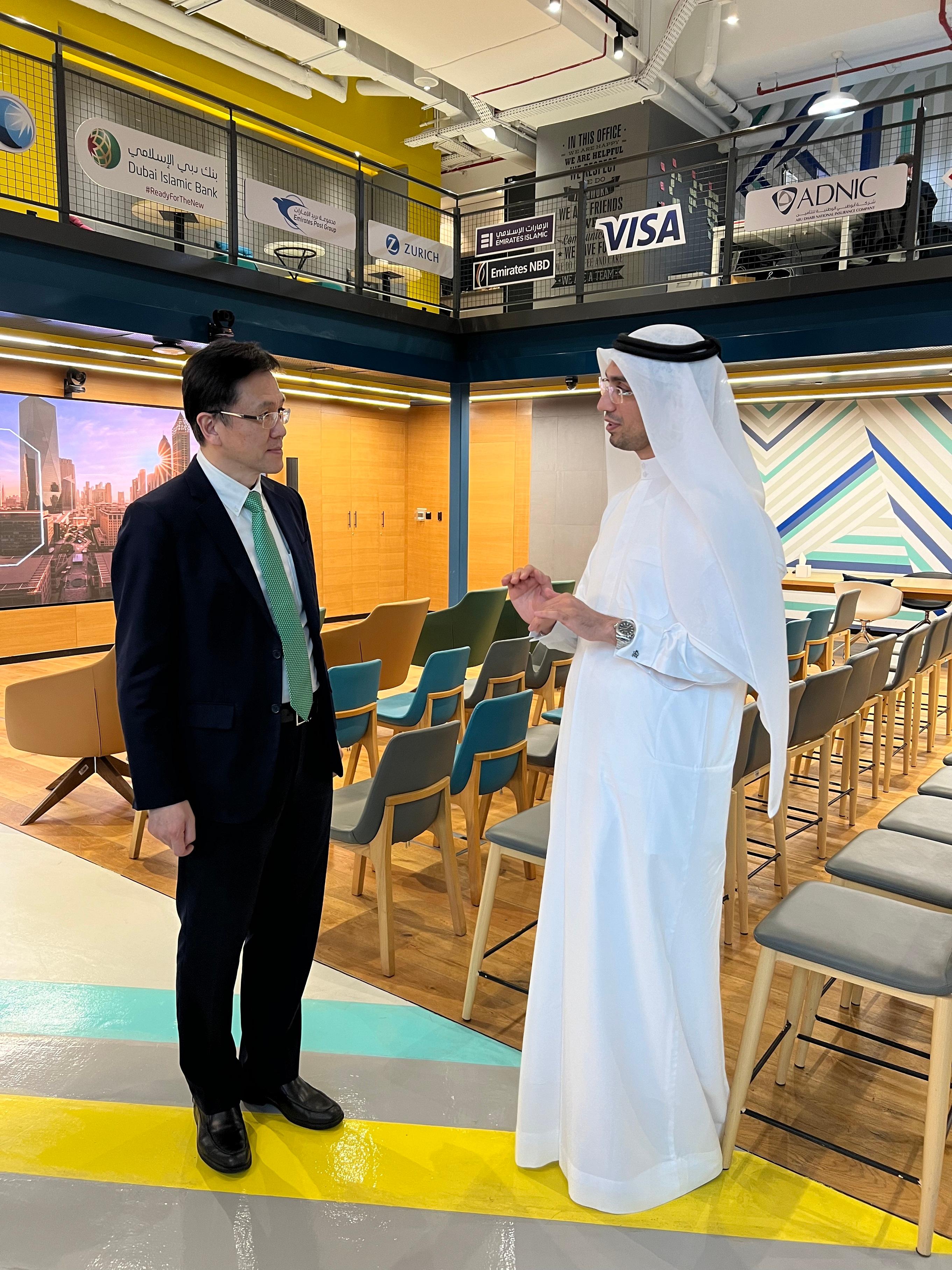 創新科技及工業局局長孫東教授（左）三月六日（迪拜時間）到訪迪拜國際金融中心的創新中心，與行政總裁Mohammad Alblooshi（右）會面。
