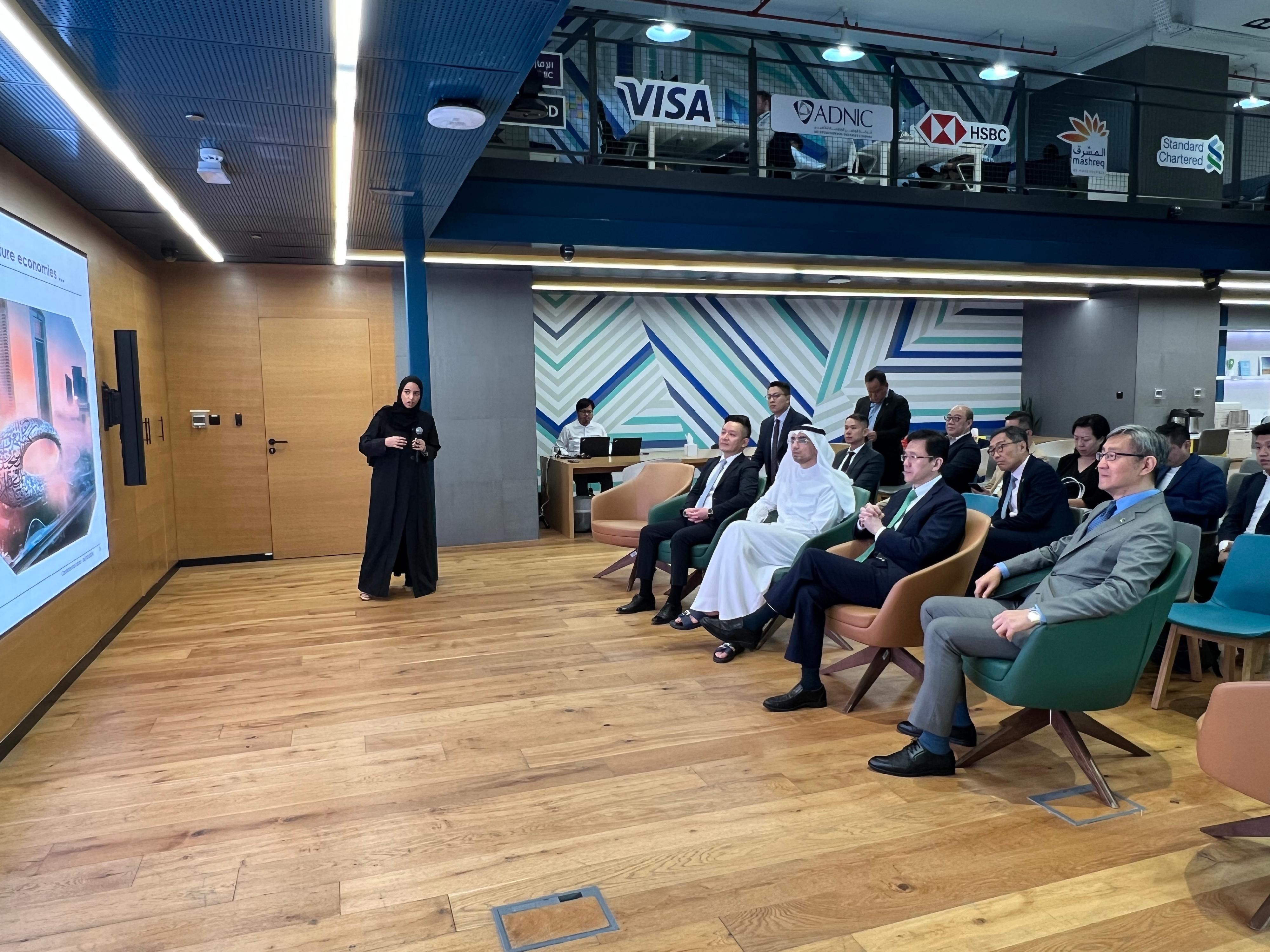 The Secretary for Innovation, Technology and Industry, Professor Sun Dong (front row, second right), and the delegation on March 6 (Dubai time) visited the Dubai International Financial Centre (DIFC) Innovation Hub to learn about the latest development of DIFC as one of the fintech centres and innovation hubs in the Middle East, Africa and South Asia regions.
