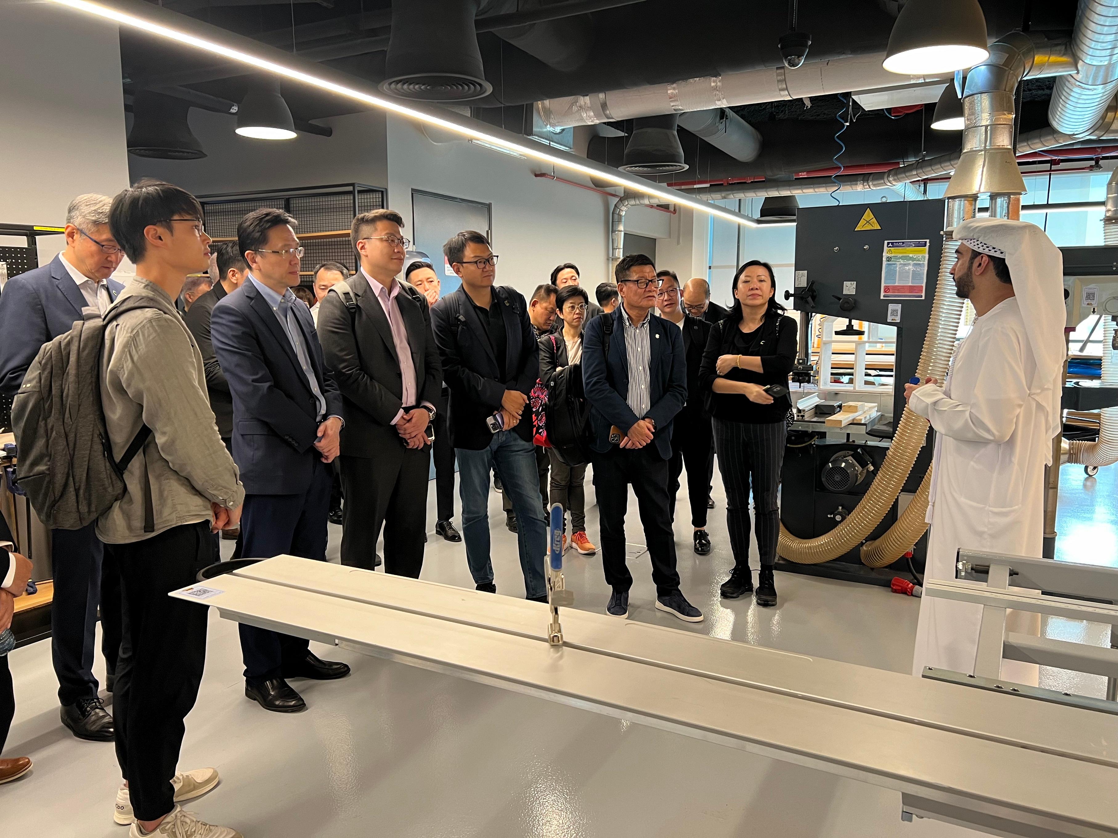 The Secretary for Innovation, Technology and Industry, Professor Sun Dong (front row, second left), visited the Sharjah Research Technology and Innovation Park on March 5 (Dubai time) and toured SOI Lab, the park's innovation laboratory.
