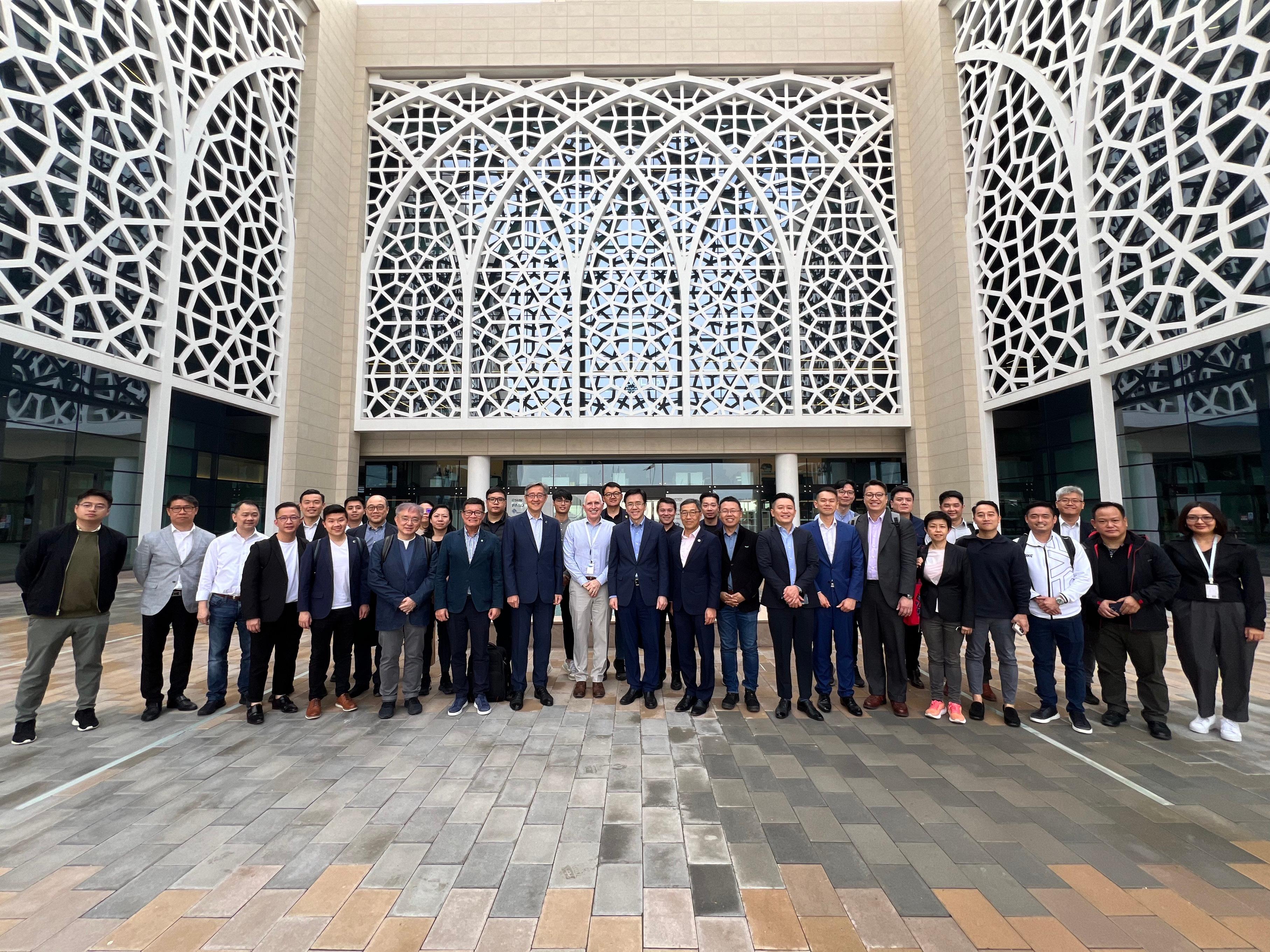 A delegation of representatives from the innovation and technology industry led by the Secretary for Innovation, Technology and Industry, Professor Sun Dong, took a group photo after visiting the Sharjah Research Technology and Innovation Park on March 5 (Dubai time).
