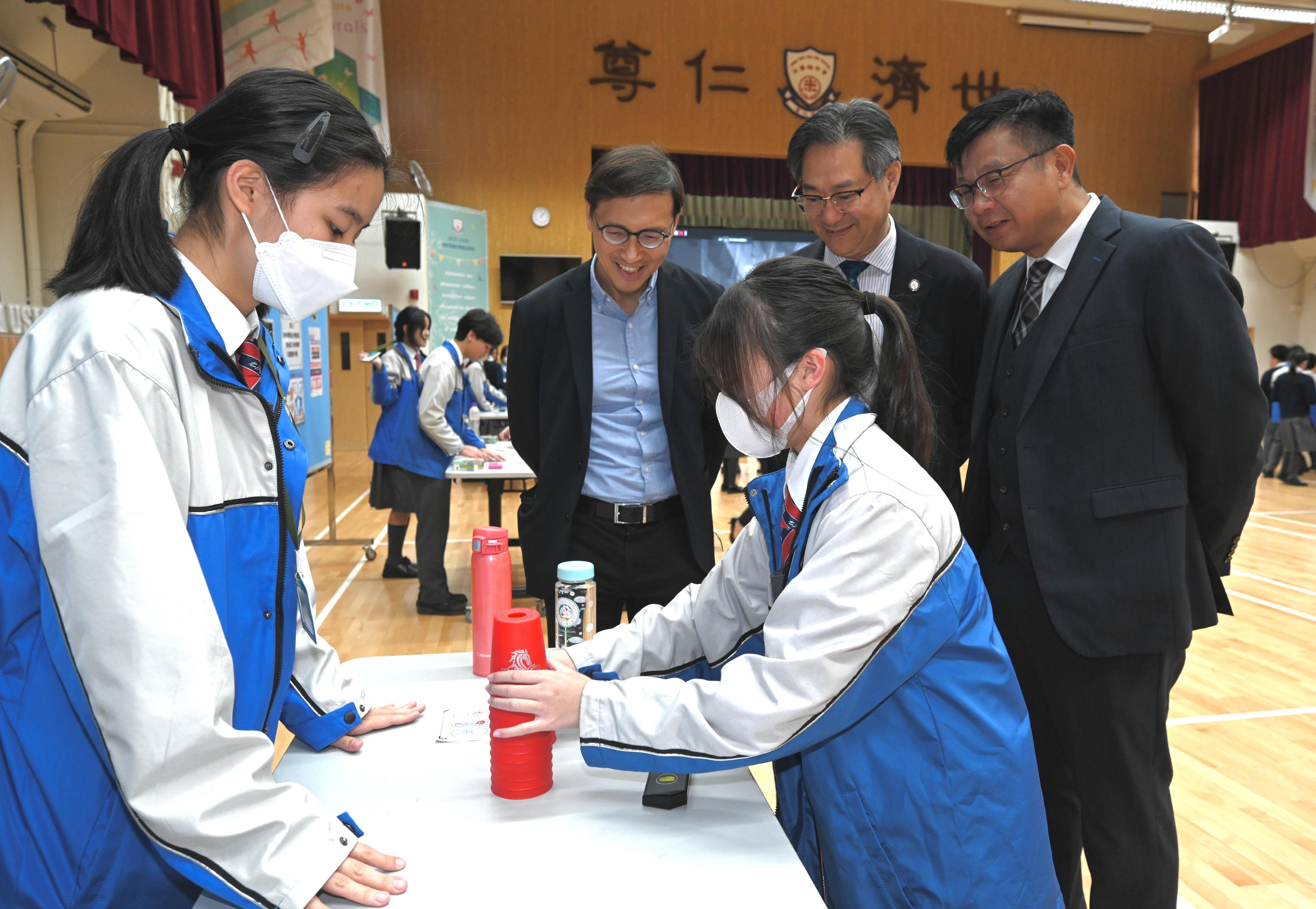 Member of the Action Committee Against Narcotics Mr Lau Chun-hung and representatives of the Narcotics Division (ND) of the Security Bureau visited today (March 7) the Yan Chai Hospital Wong Wha San Secondary School, which has participated in the Healthy School Programme for 12 years, and exchanged views with teachers and students. Picture shows Mr Lau (first right) and representatives of the ND taking part in anti-drug booth games with students.