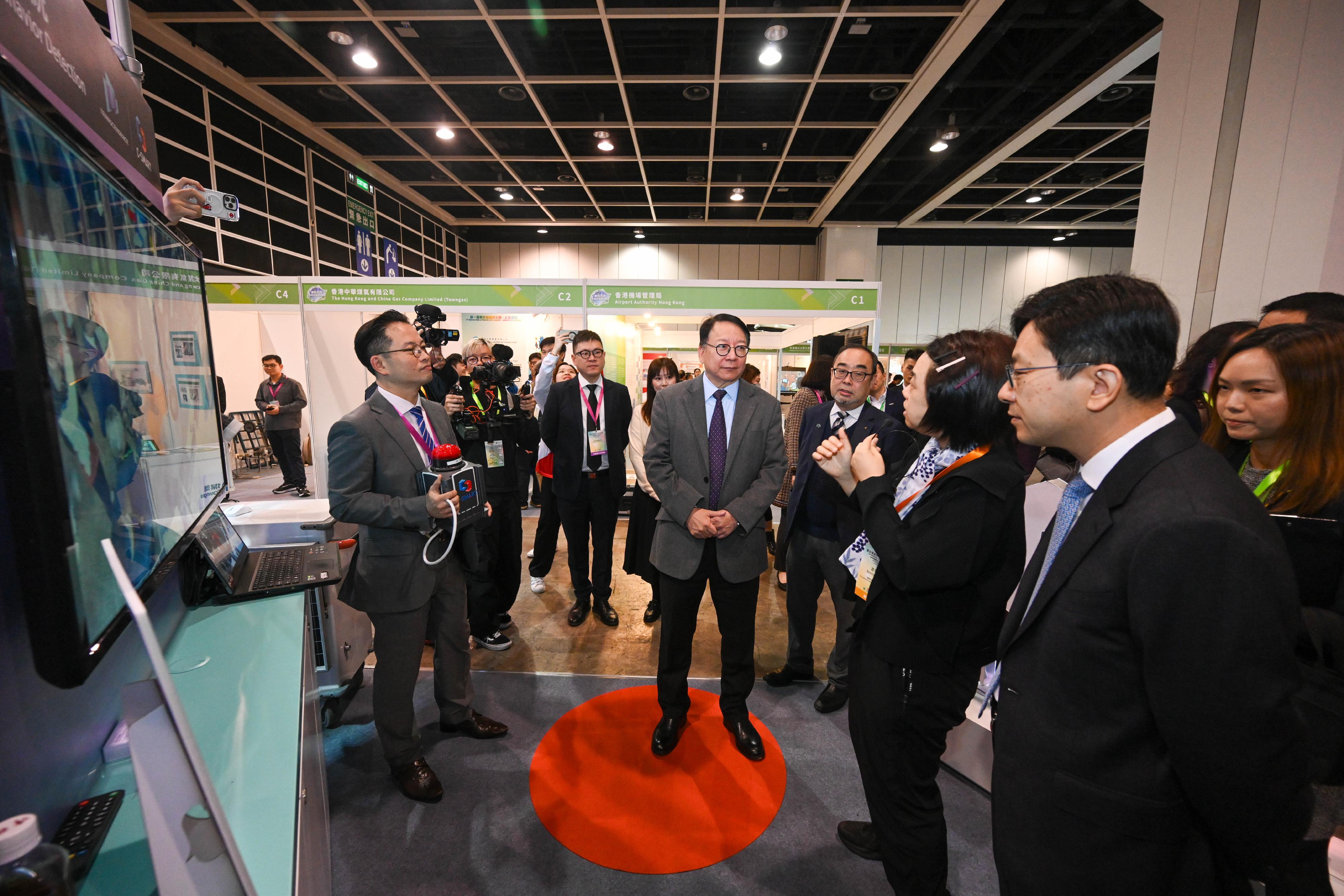 The Chief Secretary for Administration, Mr Chan Kwok-ki, attended the opening ceremony of the OSH Innovation & Technology Expo today (March 7). Photo shows Mr Chan (fifth right) touring the exhibition.

