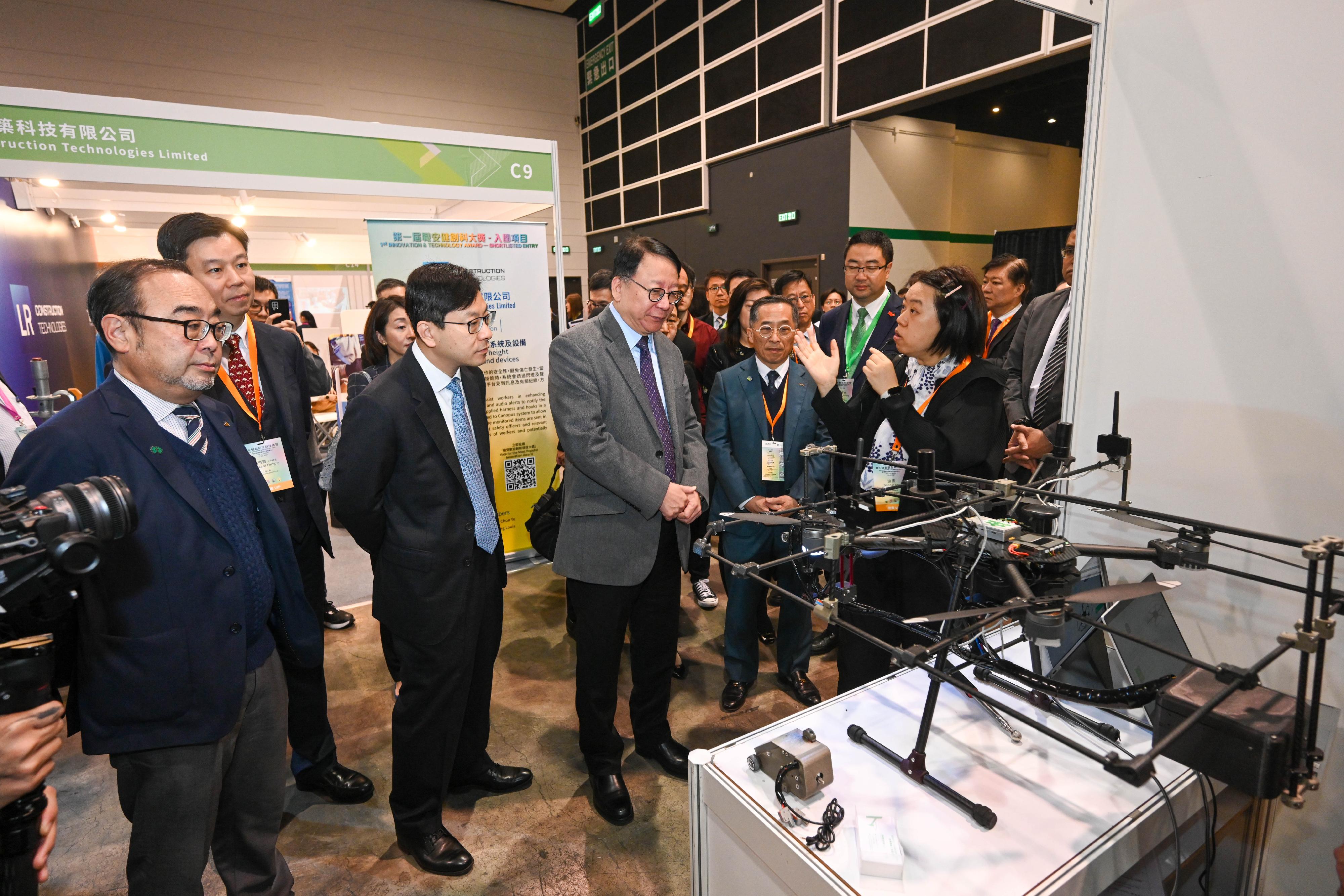 政務司司長陳國基今日（三月七日）出席「職安健創新及科技博覽」開幕禮。圖示陳國基（前排左三）參觀展覽。

