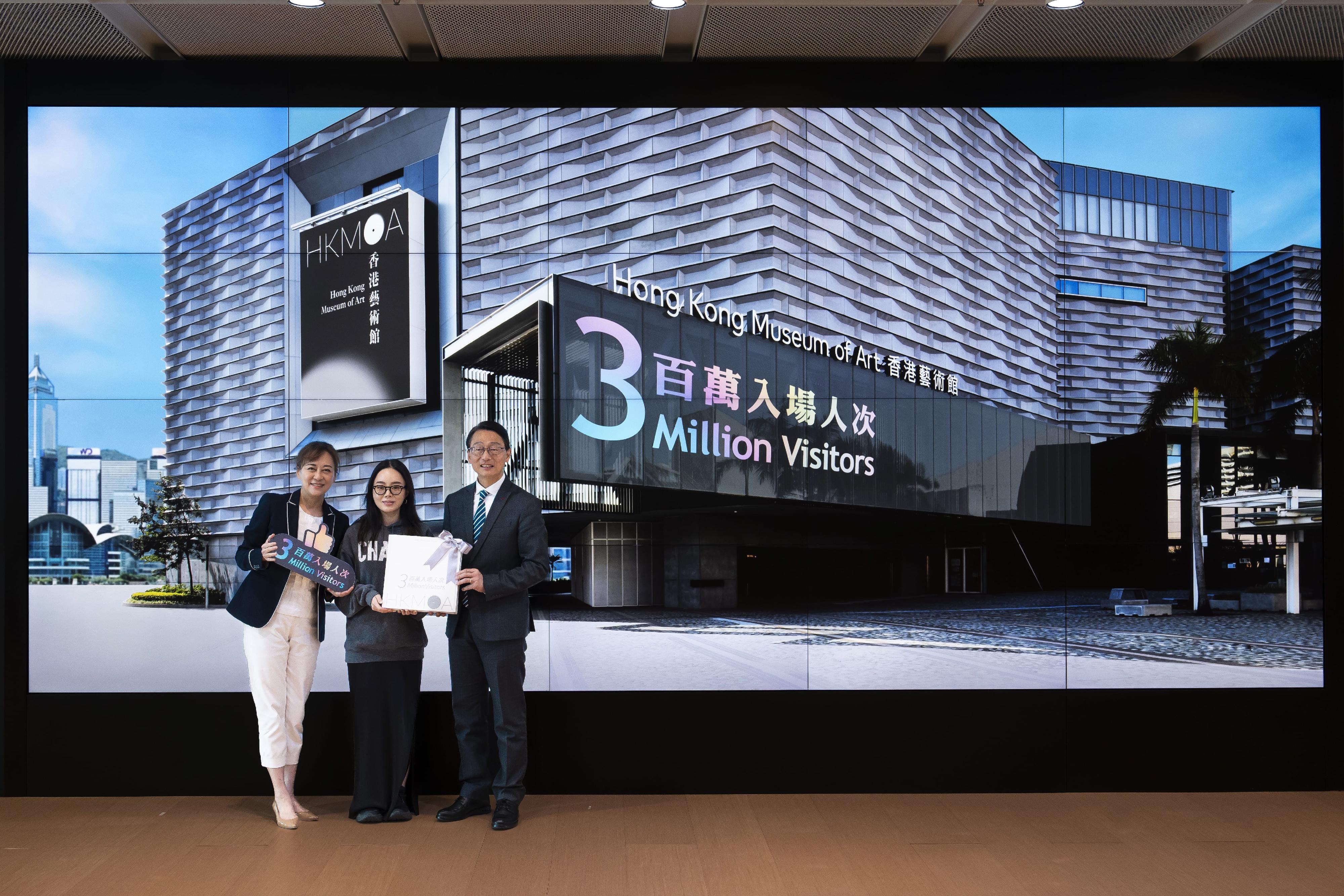 The Hong Kong Museum of Art (HKMoA) of the Leisure and Cultural Services Department has been popular among the local public and tourists. The number of visitors has reached a new high since its reopening after a major renovation in 2019. The HKMoA welcomed its 3 000 000th visitor yesterday (March 6). Picture shows the Director of Leisure and Cultural Services, Mr Vincent Liu (right), and the Museum Director of the HKMoA, Dr Maria Mok (left), welcoming the 3 000 000th visitor and presenting to the visitor a porcelain plate designed with the HKMoA's collection.