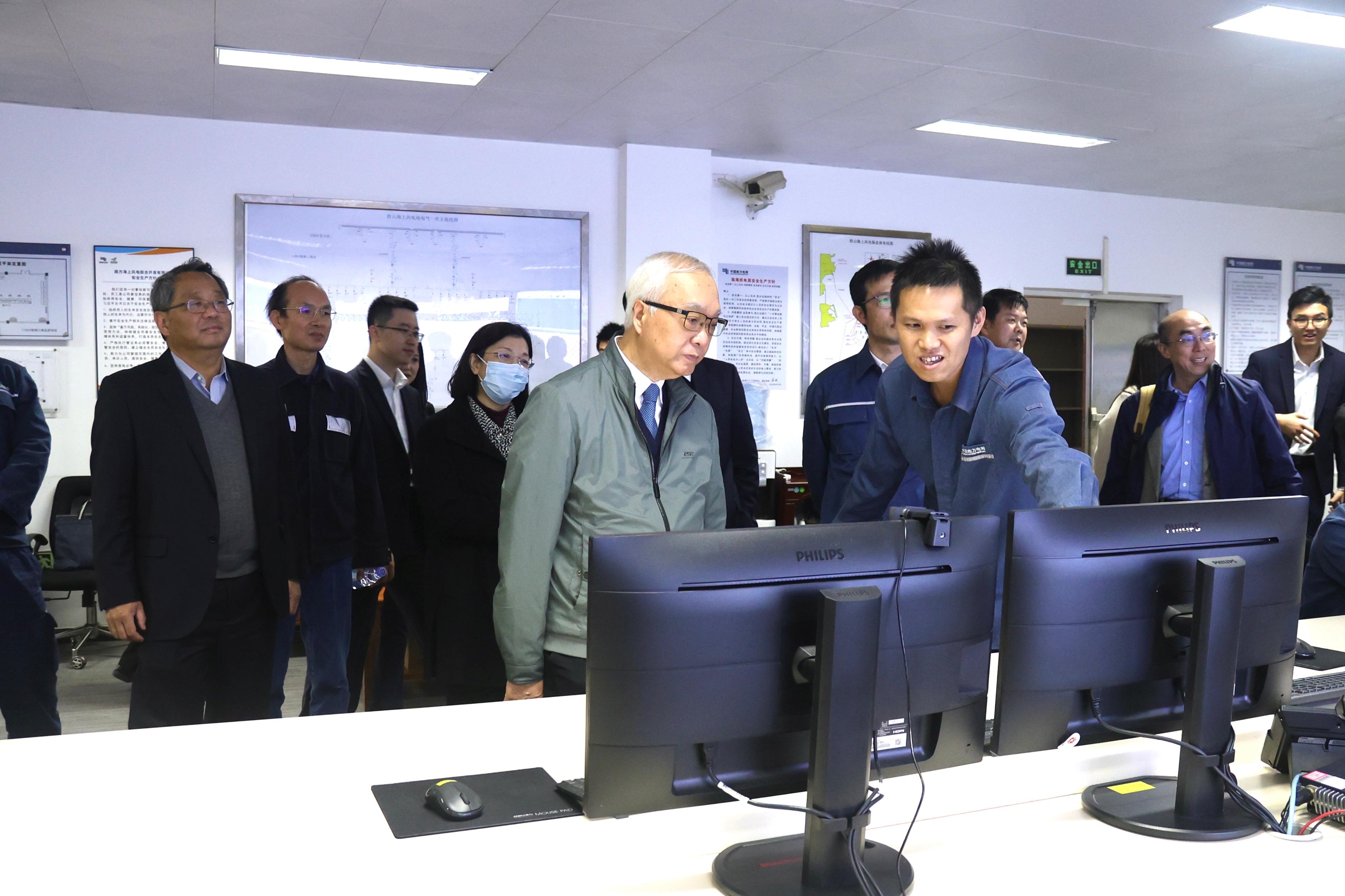 The Secretary for Environment and Ecology, Mr Tse Chin-wan, visited the energy facilities of the China Southern Power Grid in Zhuhai and Nansha, Guangzhou, in the Guangdong-Hong Kong-Macao Greater Bay Area today (March 7). Photo shows Mr Tse (left) touring the Guishan Offshore Wind Farm in the morning and being briefed by a representative in the control room on the development background and operation of the facilities.