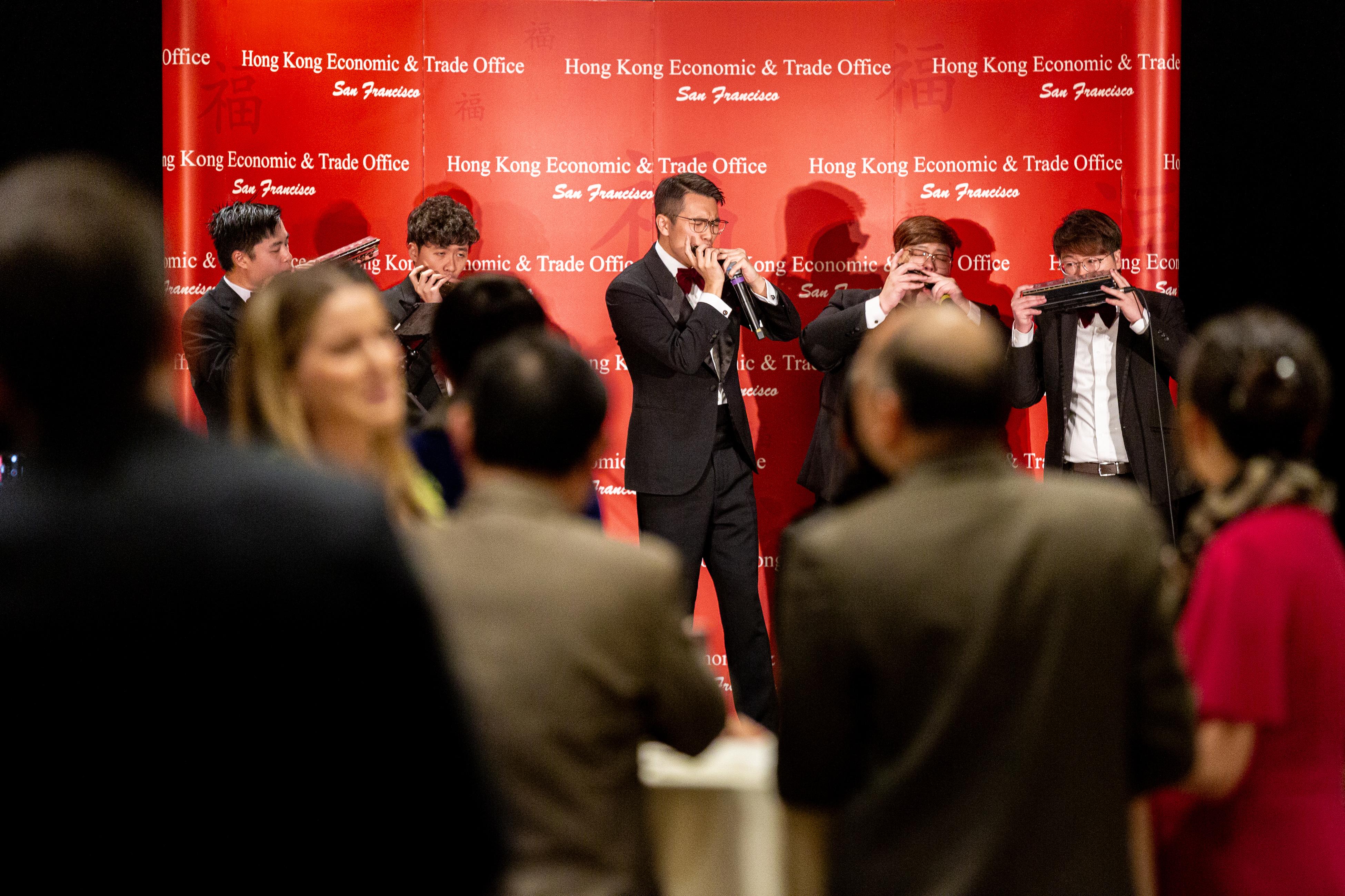 The Hong Kong Economic and Trade Office in San Francisco hosted a spring reception celebrating the Year of the Dragon in Seattle, Washington, on March 5 (Seattle time). Photo shows RedBricks Harmonica, a renowned harmonica ensemble from Hong Kong, performing at the reception.