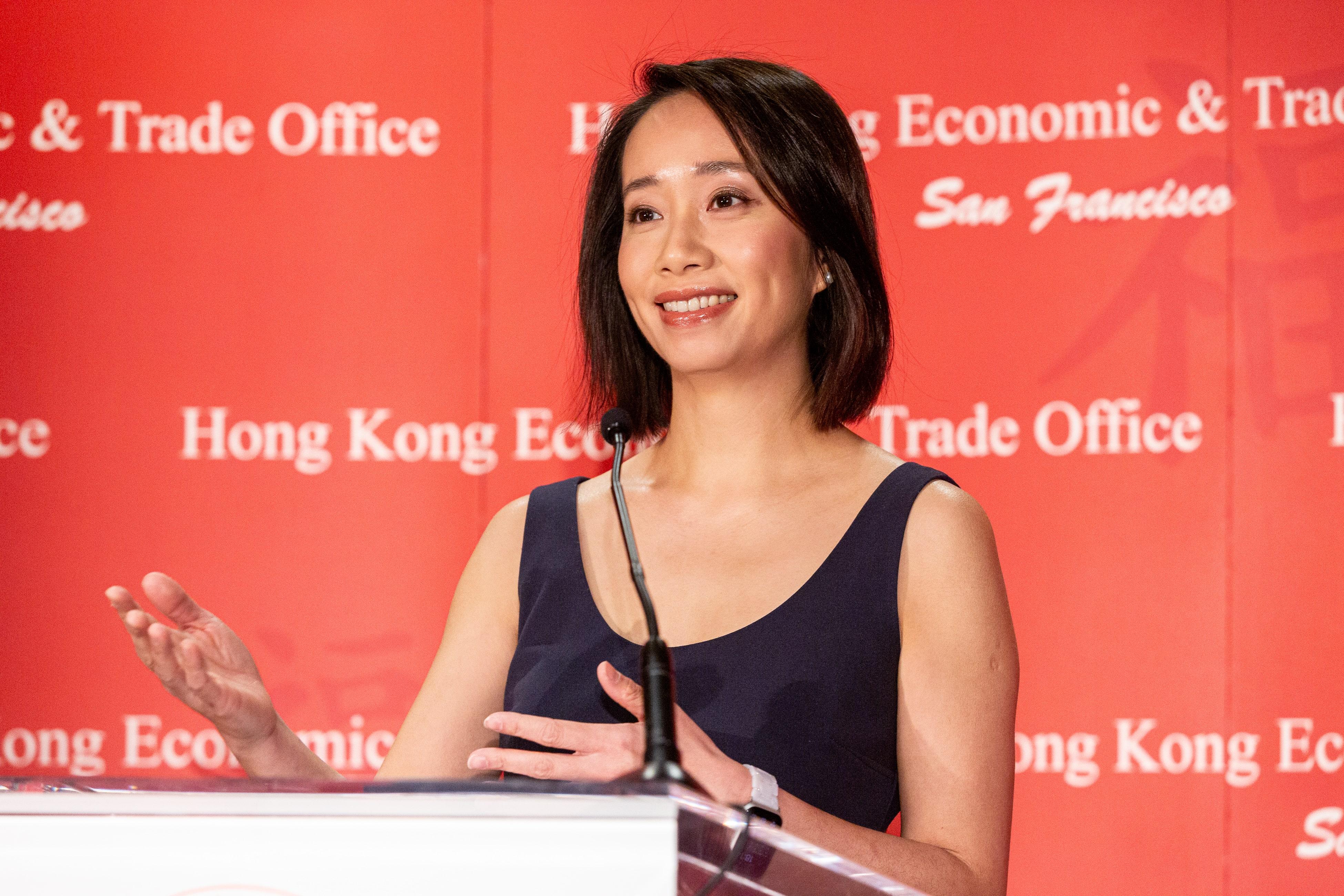 The Hong Kong Economic and Trade Office in San Francisco (HKETO San Francisco) hosted a spring reception celebrating the Year of the Dragon in Seattle, Washington, on March 5 (Seattle time). Photo shows the Director of the HKETO San Francisco, Ms Jacko Tsang, speaking at the reception.