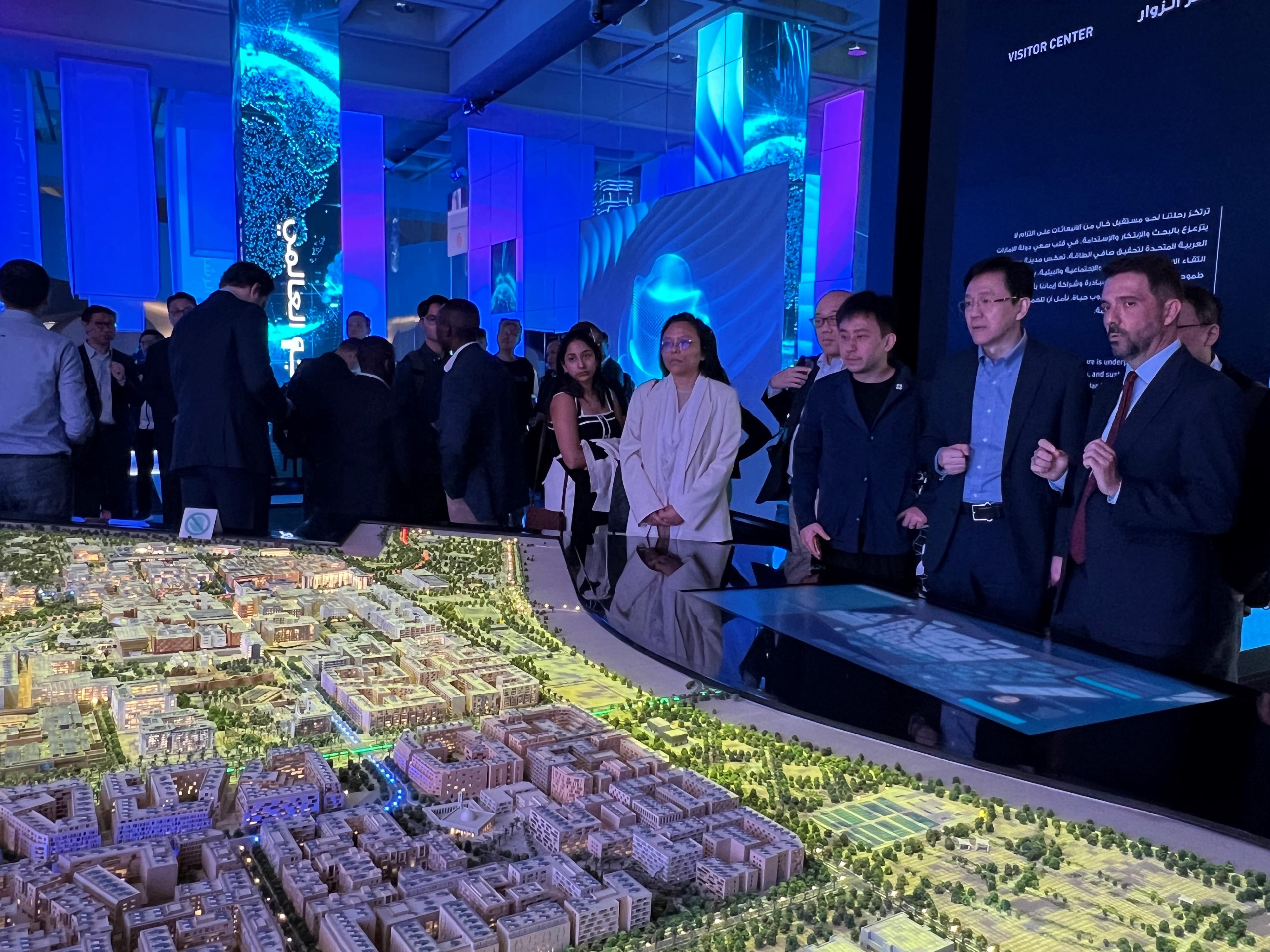 The Secretary for Innovation, Technology and Industry, Professor Sun Dong (second right), visited Masdar City on March 7 (Abu Dhabi time) and was briefed on the innovative design and technology projects of this sustainable urban community.