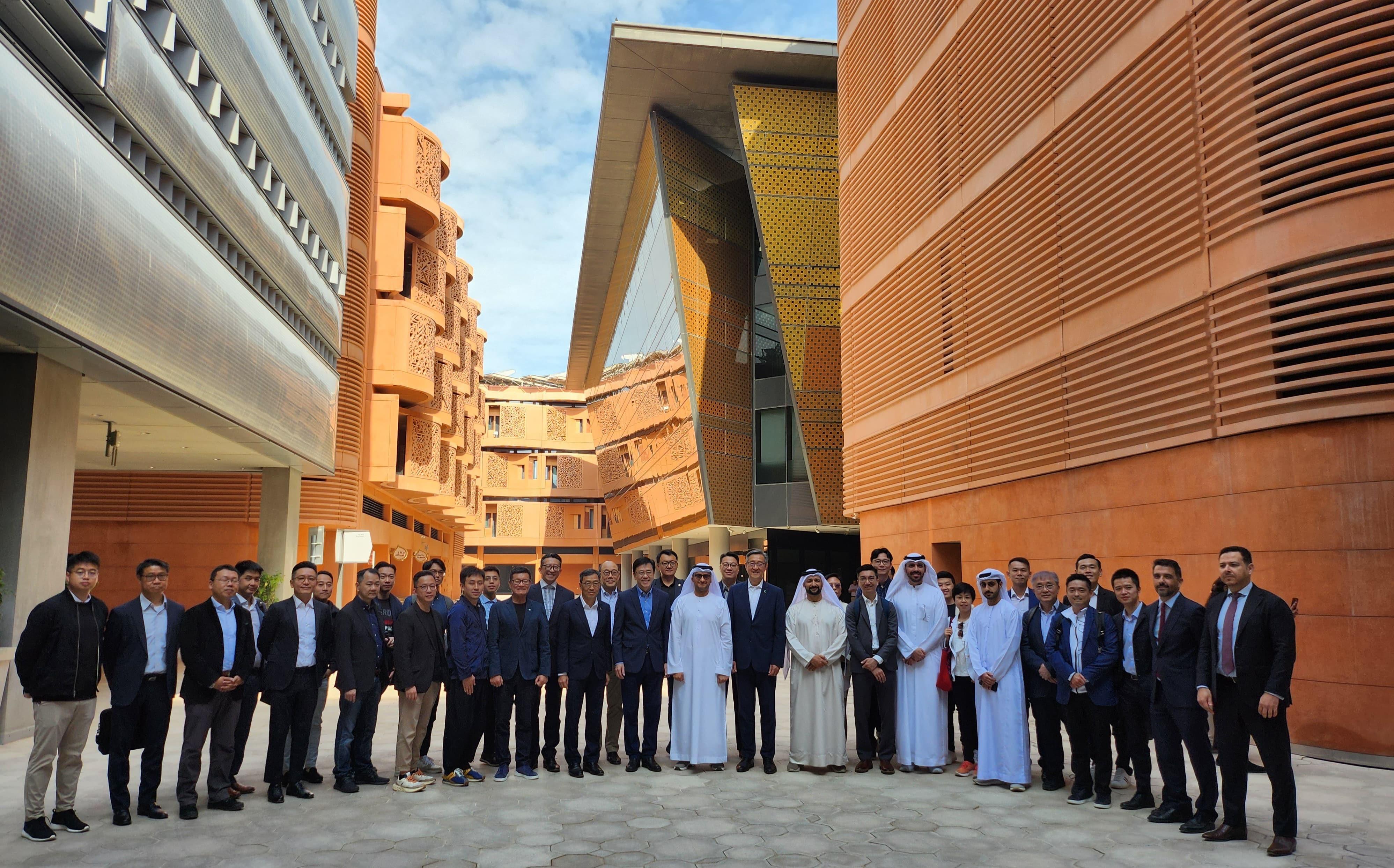 A delegation of representatives from the innovation and technology industry led by the Secretary for Innovation, Technology and Industry, Professor Sun Dong, took a group photo after visiting the Masdar City on March 7 (Abu Dhabi time).