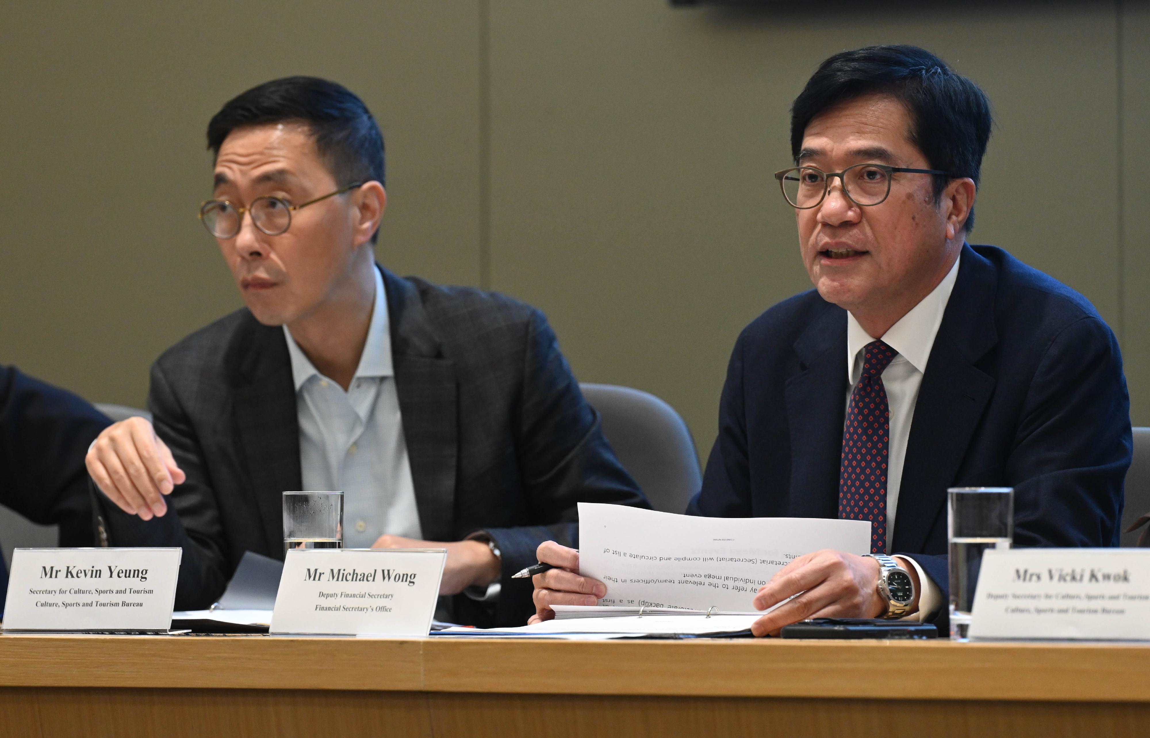 The Mega Events Coordination Group chaired by the Deputy Financial Secretary, Mr Michael Wong, convened a meeting today (March 8). Photo shows Mr Wong (right), and the Secretary for Culture, Sports and Tourism, Mr Kevin Yeung (left), having discussion with various representatives about strengthening coordination of major events. 