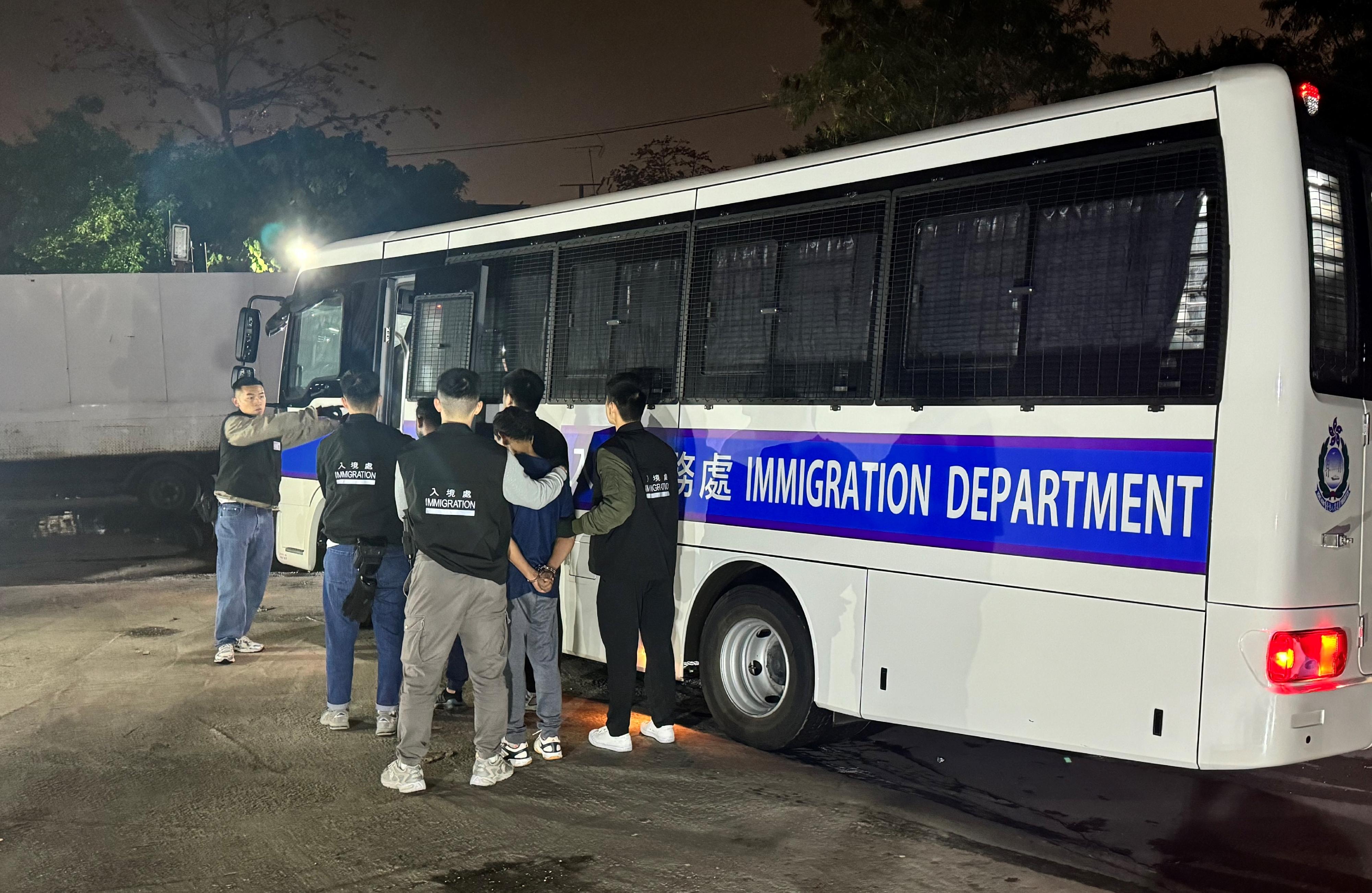 The Immigration Department mounted territory-wide anti-illegal worker operations codenamed "Twilight" and joint operations with the Hong Kong Police Force codenamed "Windsand" for four consecutive days from March 4 to yesterday (March 7). Photo shows suspected illegal workers arrested during an operation.