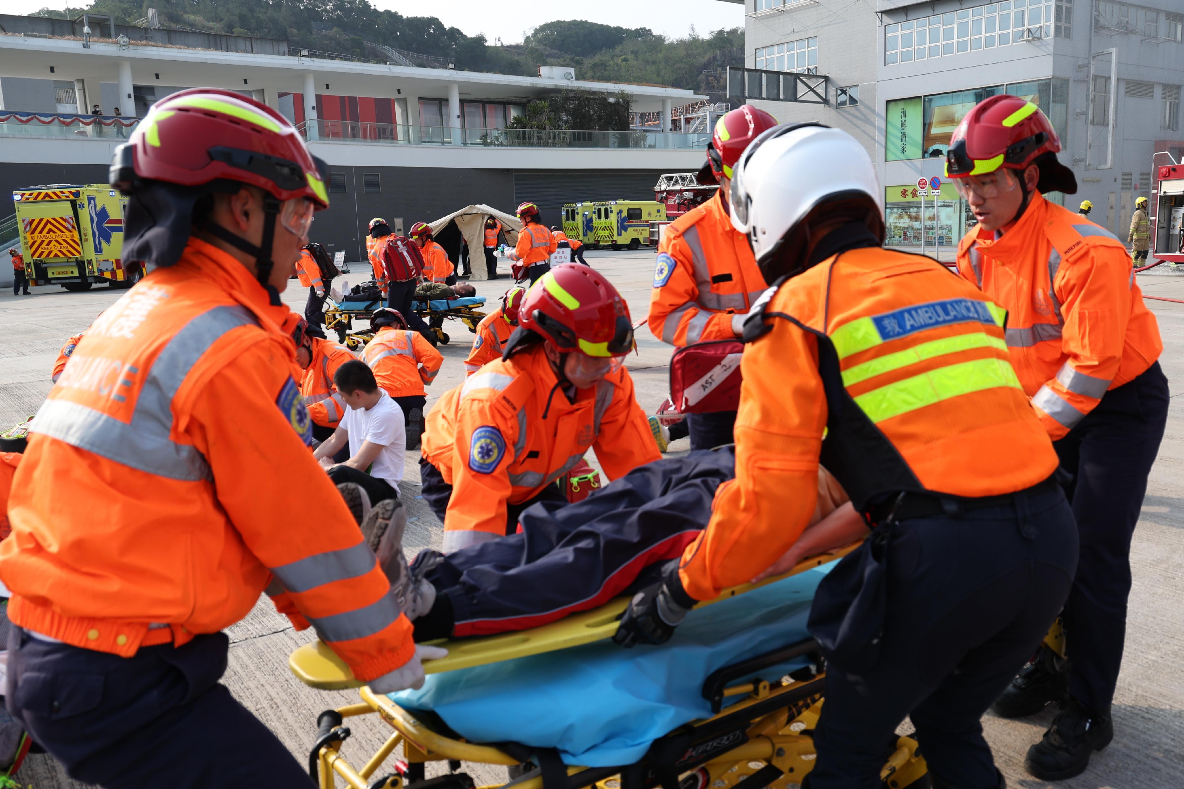 財政司司長陳茂波今日（三月八日）在消防及救護學院舉行的消防處結業會操檢閱學員。圖示結業學員示範模擬救傷工作。