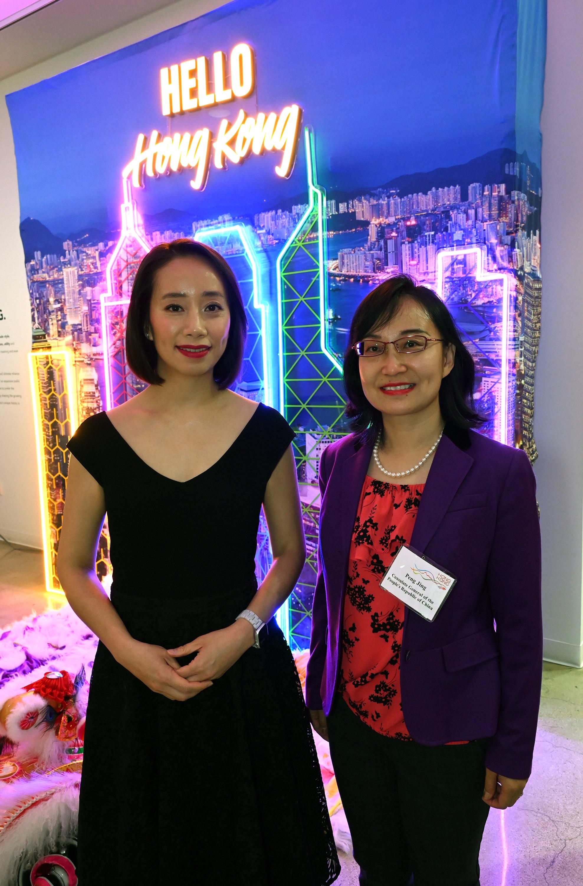 The Hong Kong Economic and Trade Office in San Francisco (HKETO San Francisco) hosted a spring reception celebrating the Year of the Dragon in Los Angeles, California, on March 6 (Los Angeles time). Photo shows the Director of the HKETO San Francisco, Ms Jacko Tsang (left), and the Commercial Counselor of the Consulate General of the People's Republic of China in Los Angeles, Ms Peng Jing (right), before an eye-dotting ceremony at the reception.