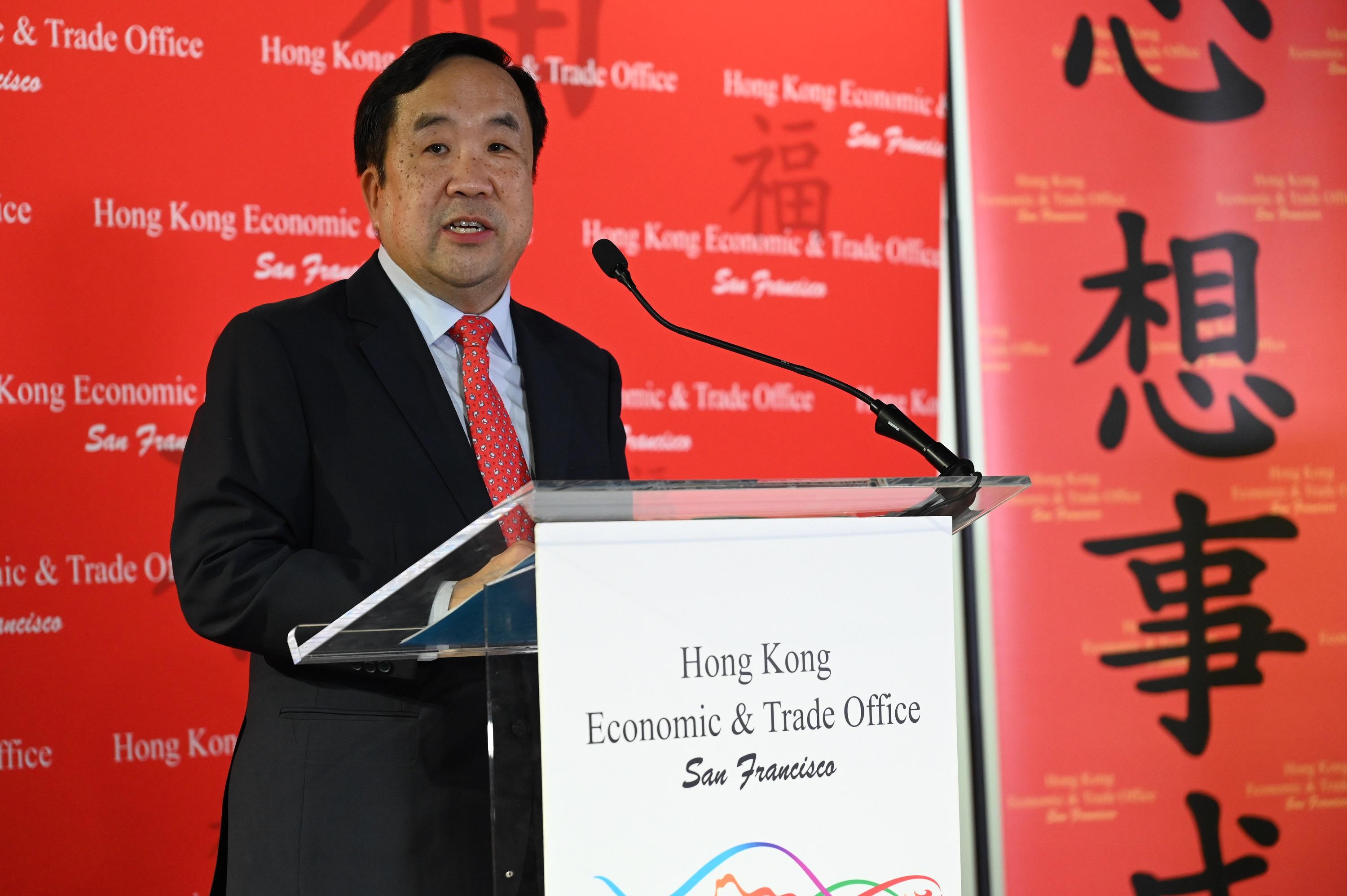 The Hong Kong Economic and Trade Office in San Francisco hosted a spring reception celebrating the Year of the Dragon in Los Angeles, California, on March 6 (Los Angeles time). The Director, Americas of the Hong Kong Tourism Board, Mr Michael Lim, is shown speaking at the reception.