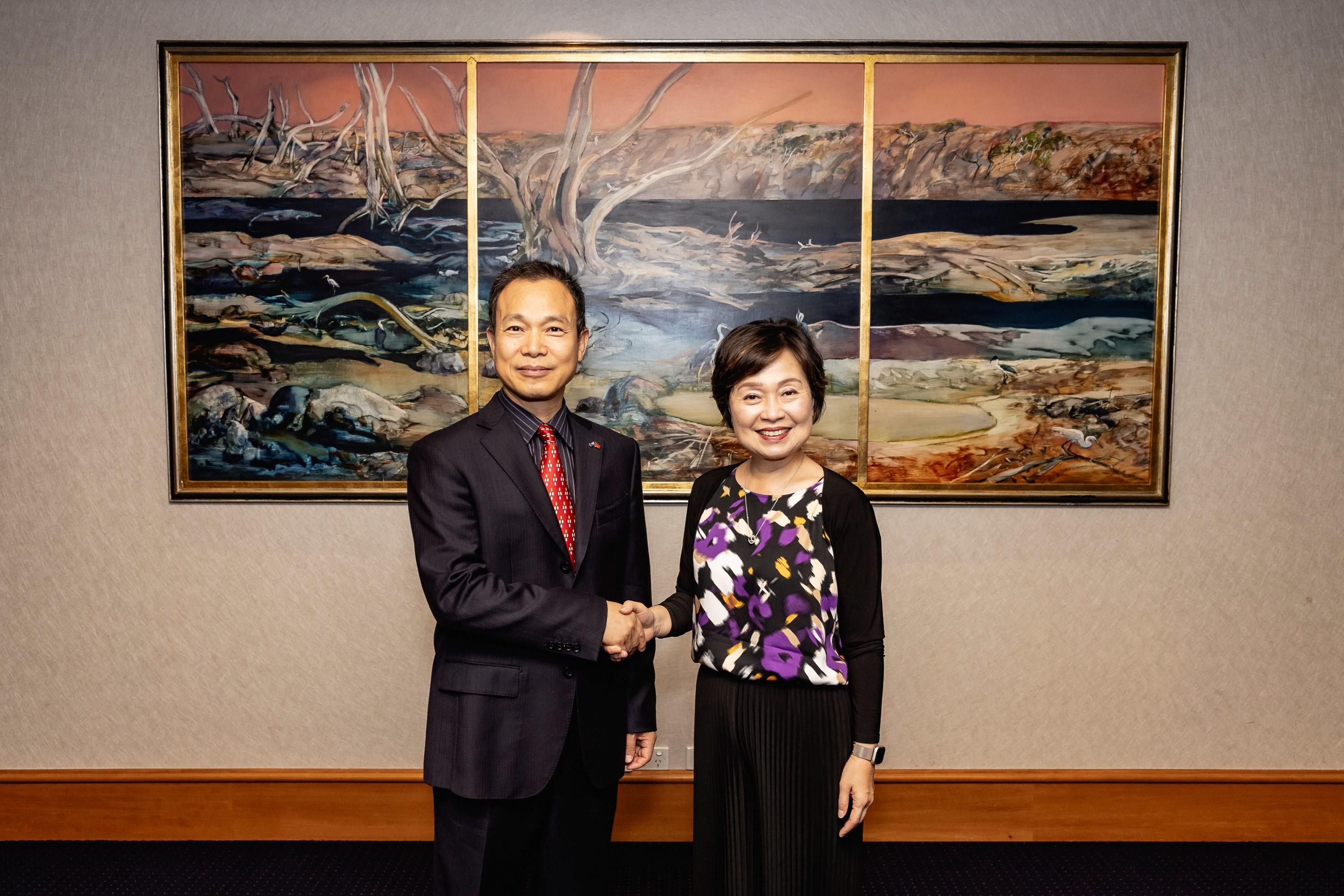 教育局局长蔡若莲博士（右）三月七日（珀斯时间）在澳洲珀斯礼节性拜会中国驻珀斯总领事龙定斌（左）。