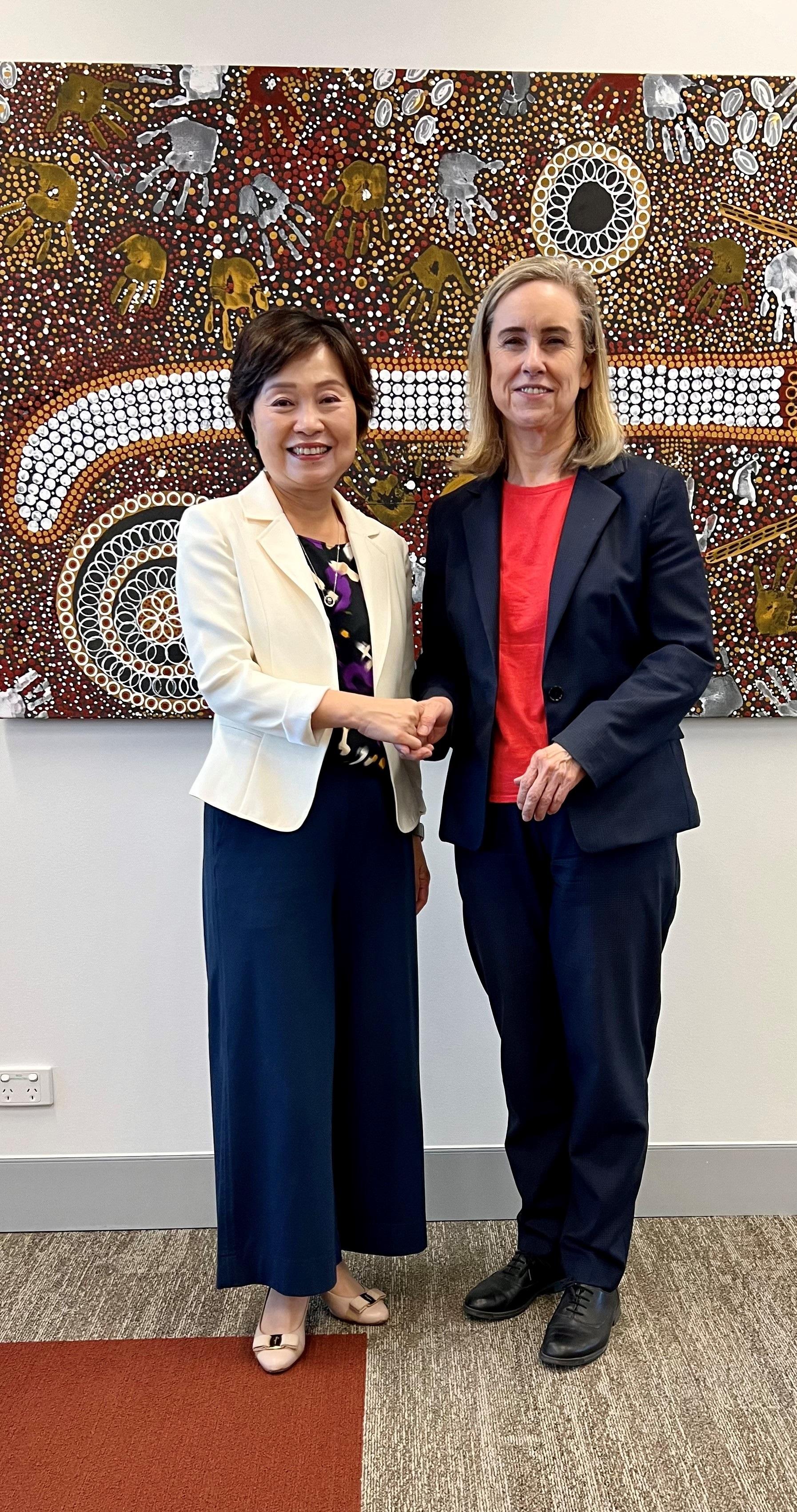 The Secretary for Education, Dr Choi Yuk-lin (left), meets the Minister for Training and Workforce Development; Water; Industrial Relations of Western Australia, Ms Simone McGurk (right), in Perth, Australia, on March 7 (Perth time).