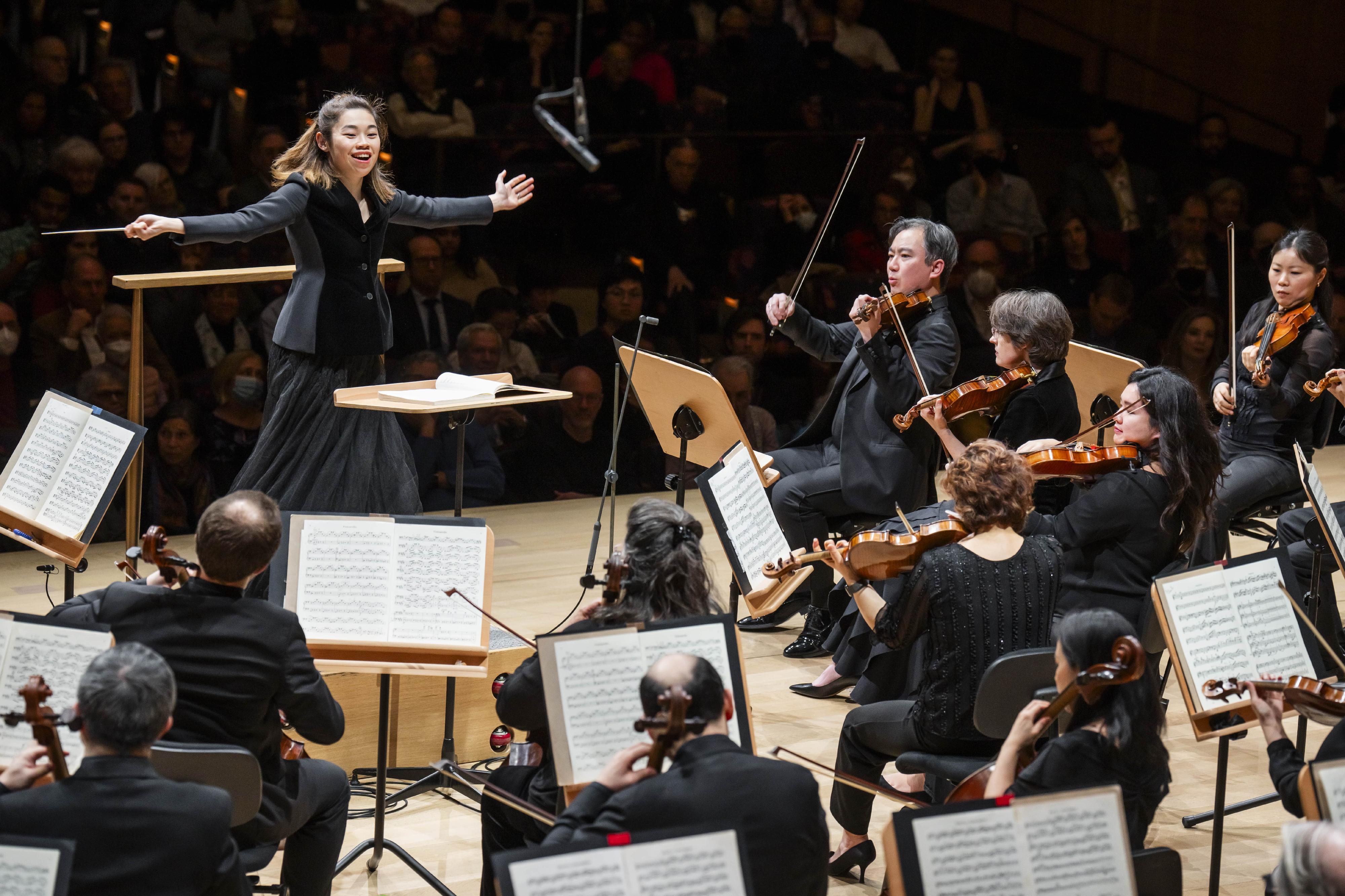 The Hong Kong Economic and Trade Office, New York hosted a celebratory cocktail reception for Hong Kong conductor Elim Chan at her debut with the New York Philharmonic at David Geffen Hall, Lincoln Centre on March 8 (New York time). Photo shows Elim Chan conducting at her debut.