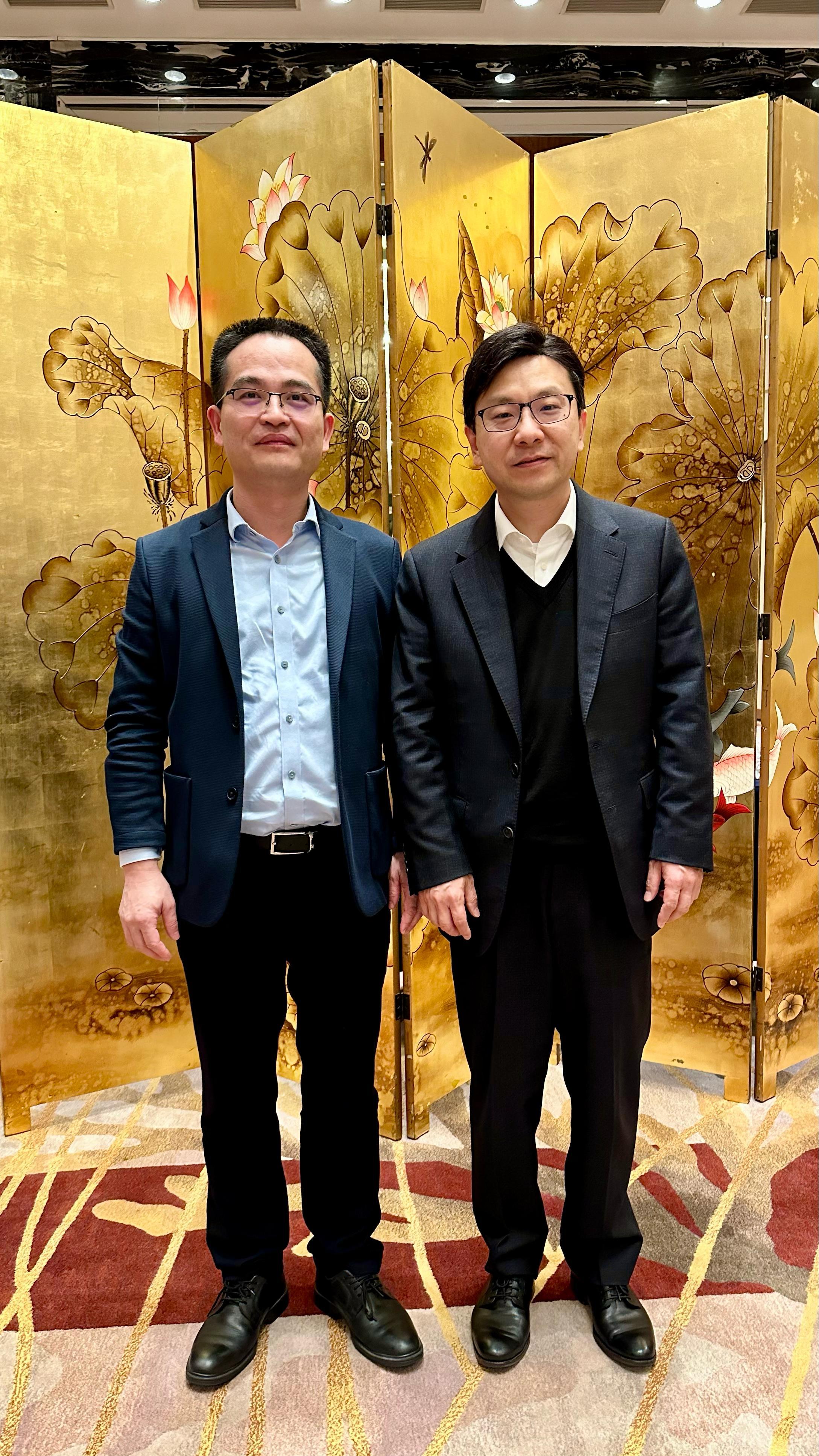 孫玉菡（右）與深圳市人民政府副秘書長吳坤生（左）合照。孫玉菡向深圳市領導簡介香港勞工市場和經濟的最新情況。