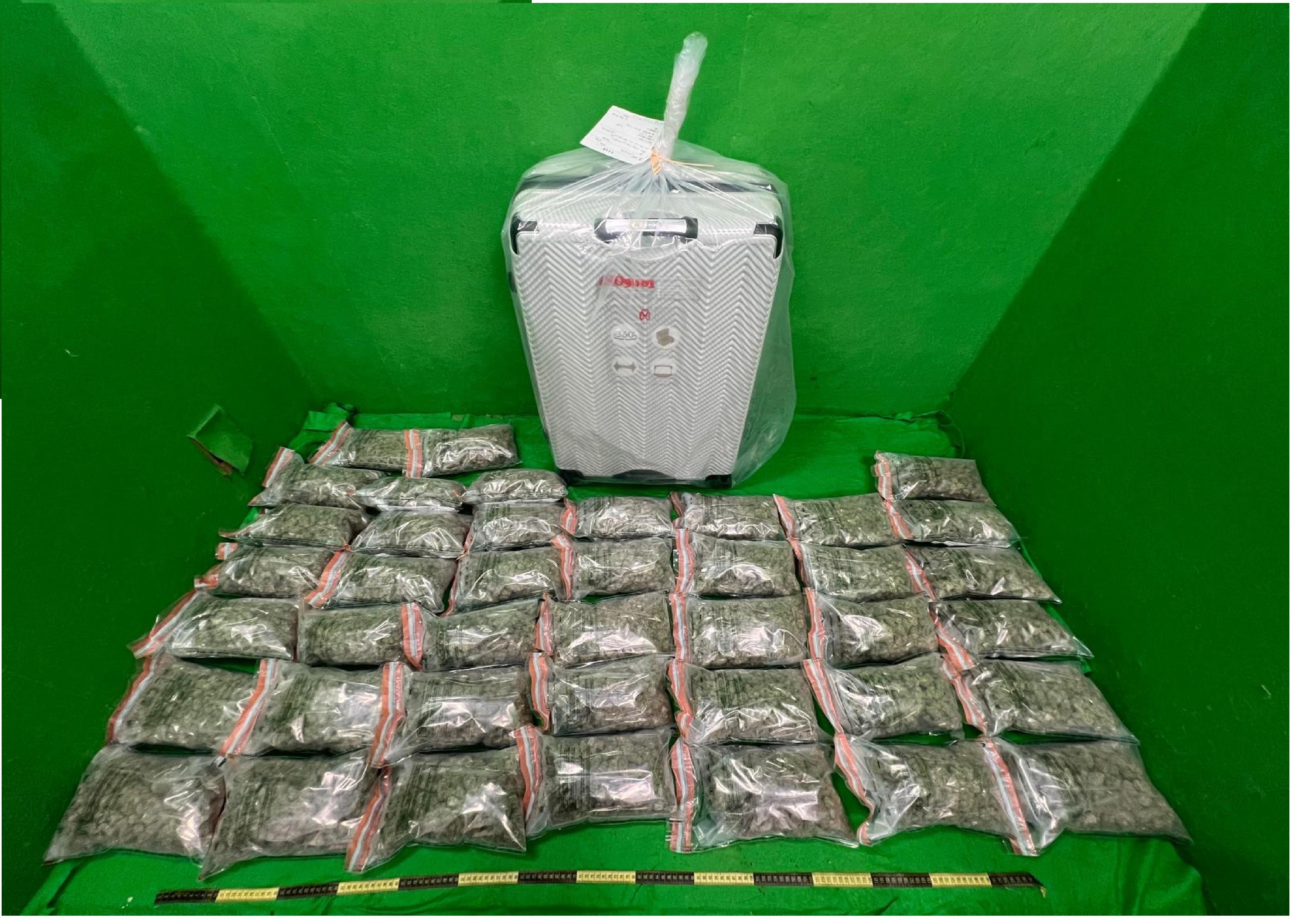 檢獲的懷疑大麻花及用作收藏毒品的行李箱。