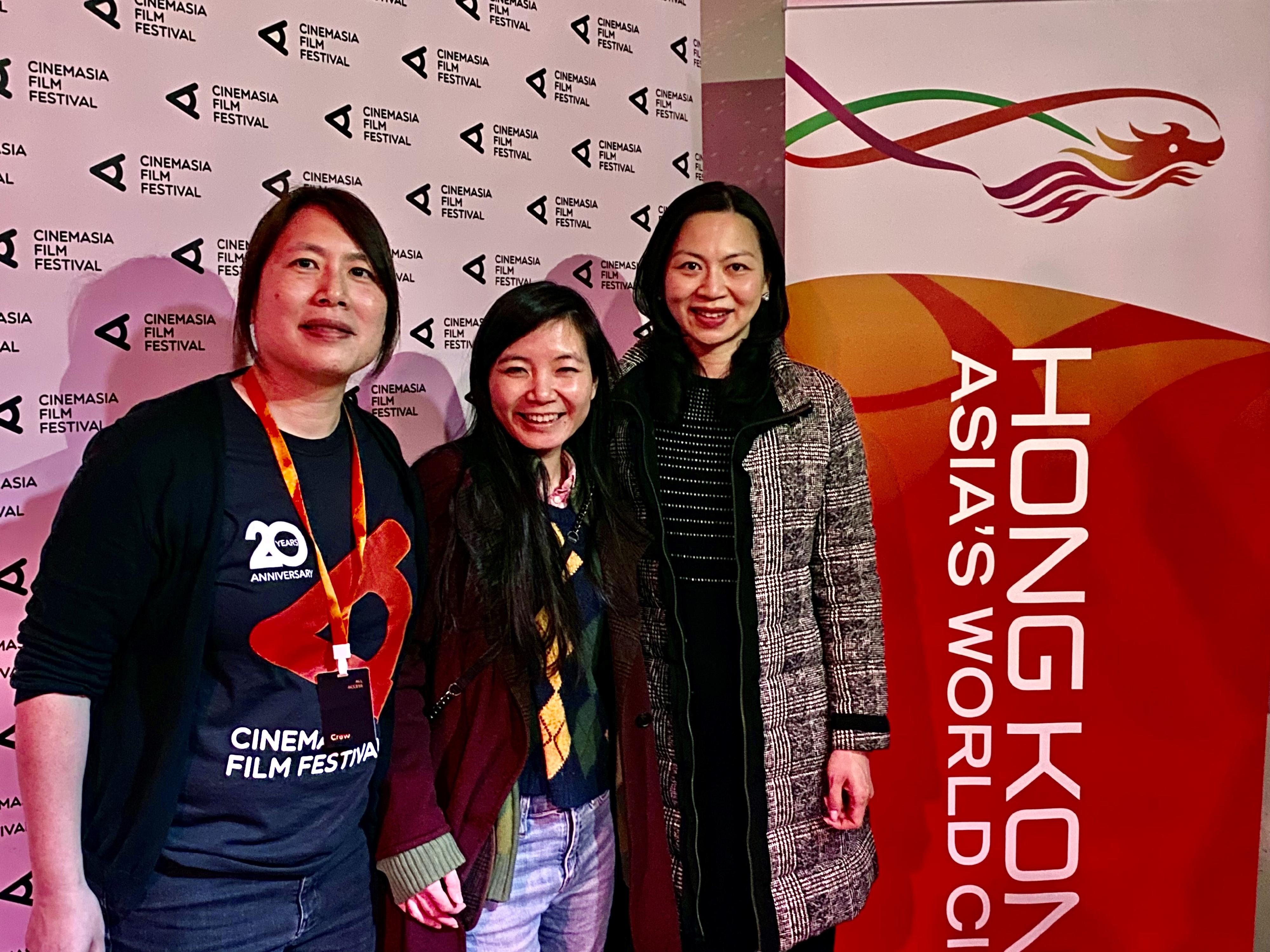 香港駐布魯塞爾經濟貿易辦事處副代表李詠璇（右）、香港年青電影人賴恩慈（中）與亞洲電影節執行董事楊文穎（左）三月九日於荷蘭阿姆斯特丹舉行的香港電影之夜招待會上合照。