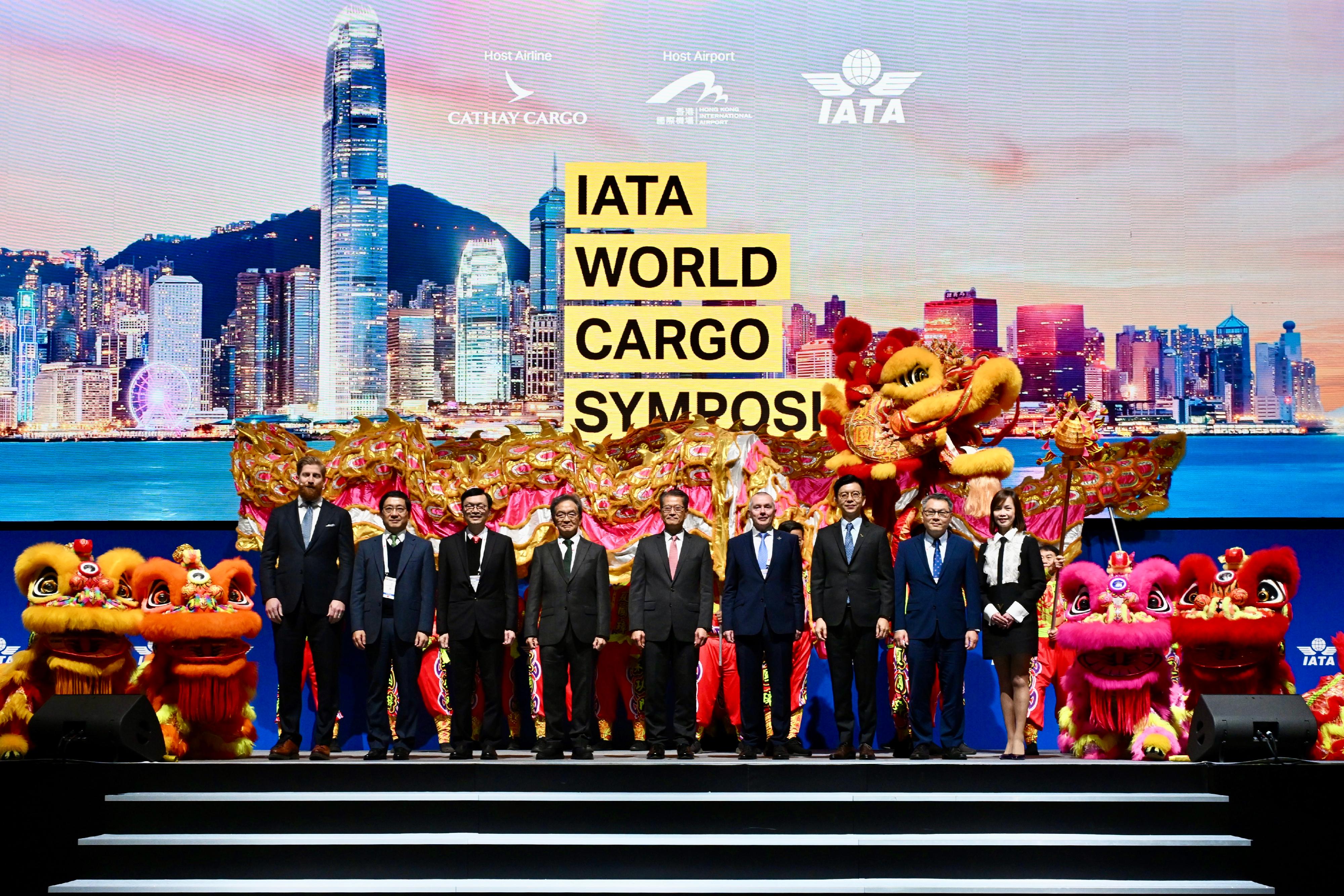 The Financial Secretary, Mr Paul Chan, attended the International Air Transport Association (IATA) World Cargo Symposium today (March 12). Photo shows (from left) the Global Head of Cargo of the IATA, Mr Brendan Sullivan; the Chief Executive Officer of the Airport Authority Hong Kong (AAHK), Mr Fred Lam; the Acting Secretary for Transport and Logistics, Mr Liu Chun-san; the Chairman of the AAHK, Mr Jack So; Mr Chan; the Director General of the IATA, Mr Willie Walsh; the Chief Executive Officer of the Cathay Pacific Group, Mr Ronald Lam, and other guests at the event.
