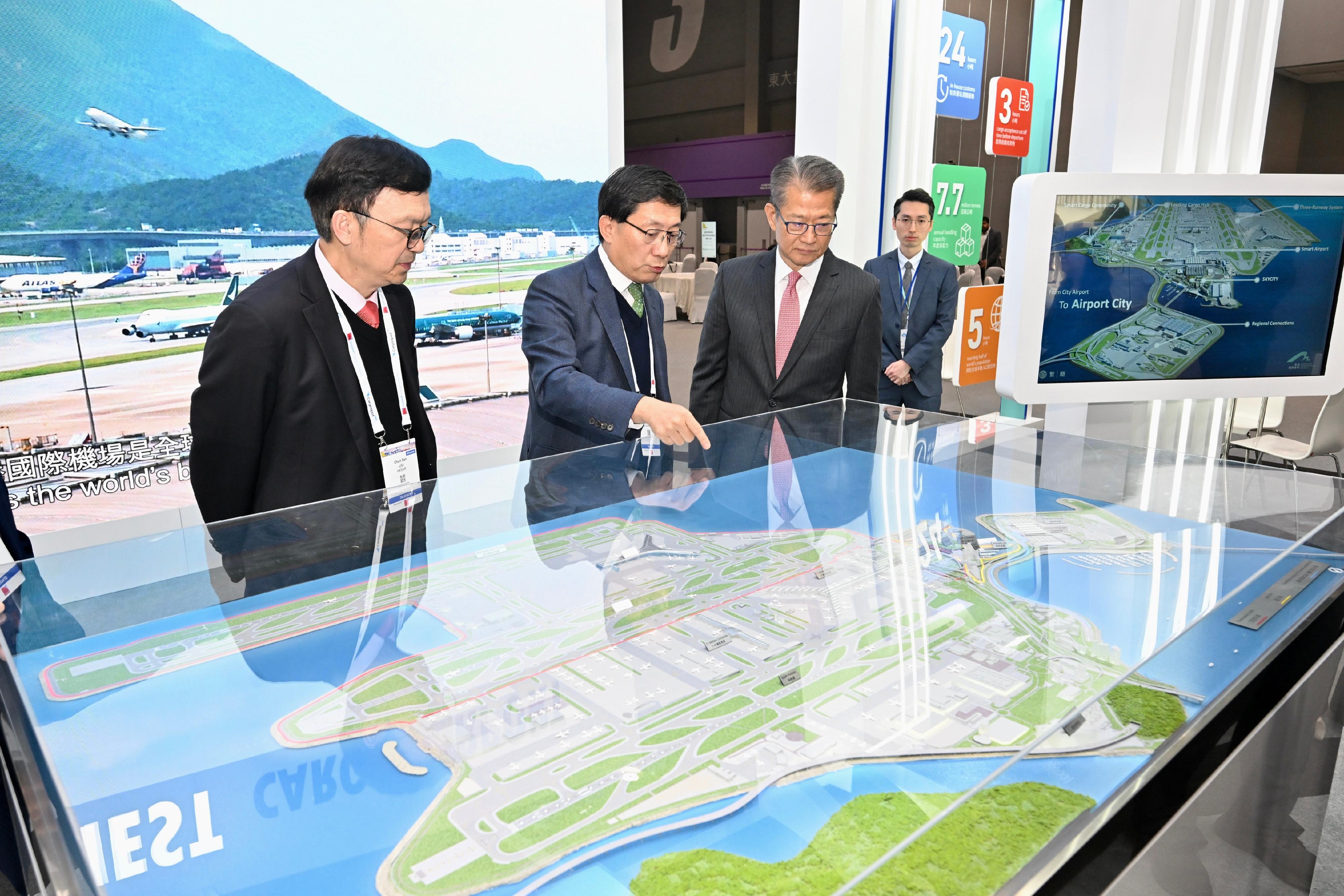 The Financial Secretary, Mr Paul Chan, attended the International Air Transport Association (IATA) World Cargo Symposium today (March 12). Photo shows Mr Chan (second right) touring the exhibition.

