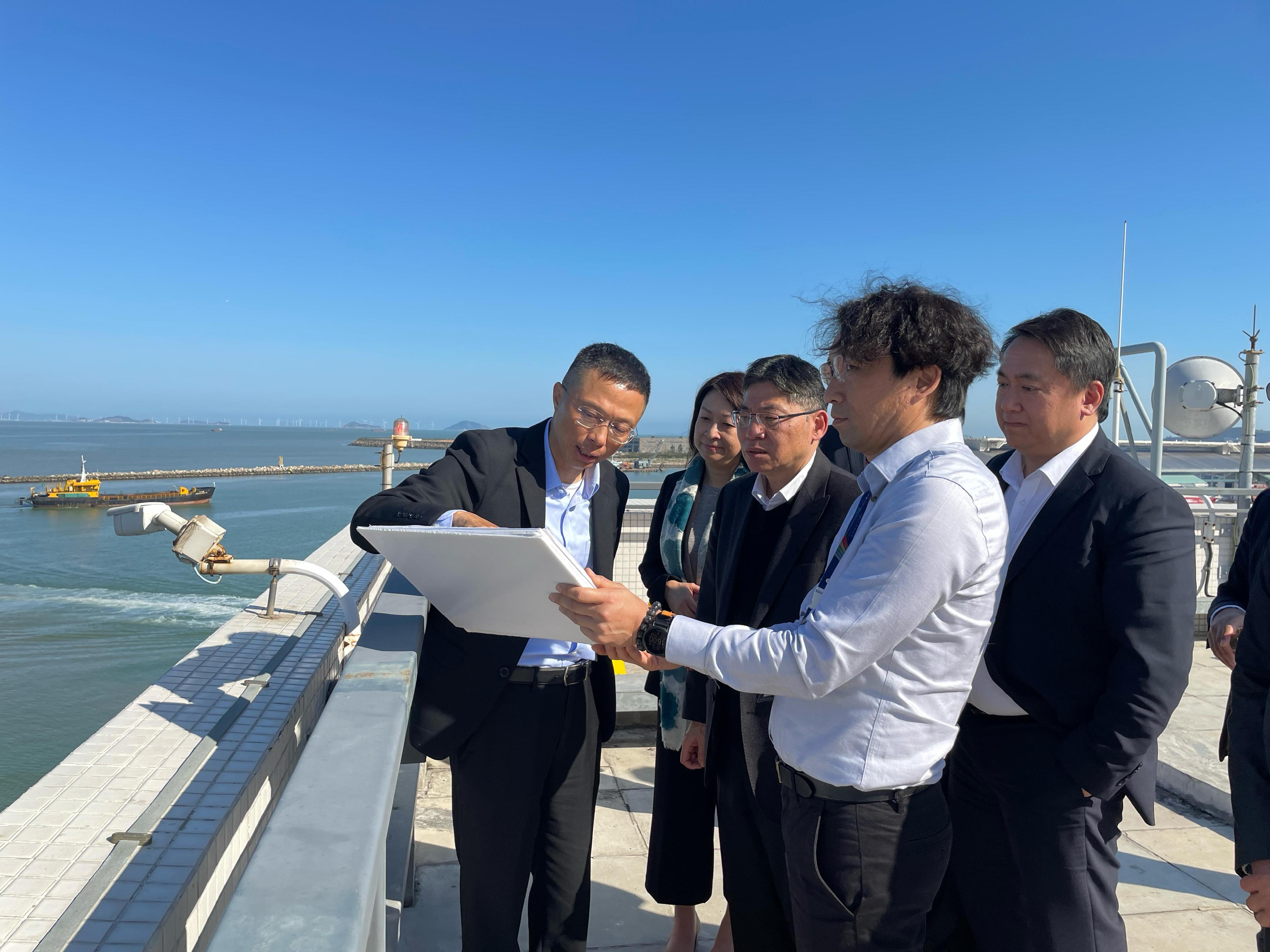 The Secretary for Transport and Logistics, Mr Lam Sai-hung, visited Zhuhai and Macao today (March 12). Photo shows Mr Lam (centre) being briefed by the Director of the Macao Transport Bureau, Mr Lam Hin-san (first left), on the fourth Macao-Taipa bridge. Also present is the Commissioner for Transport, Ms Angela Lee (second left).