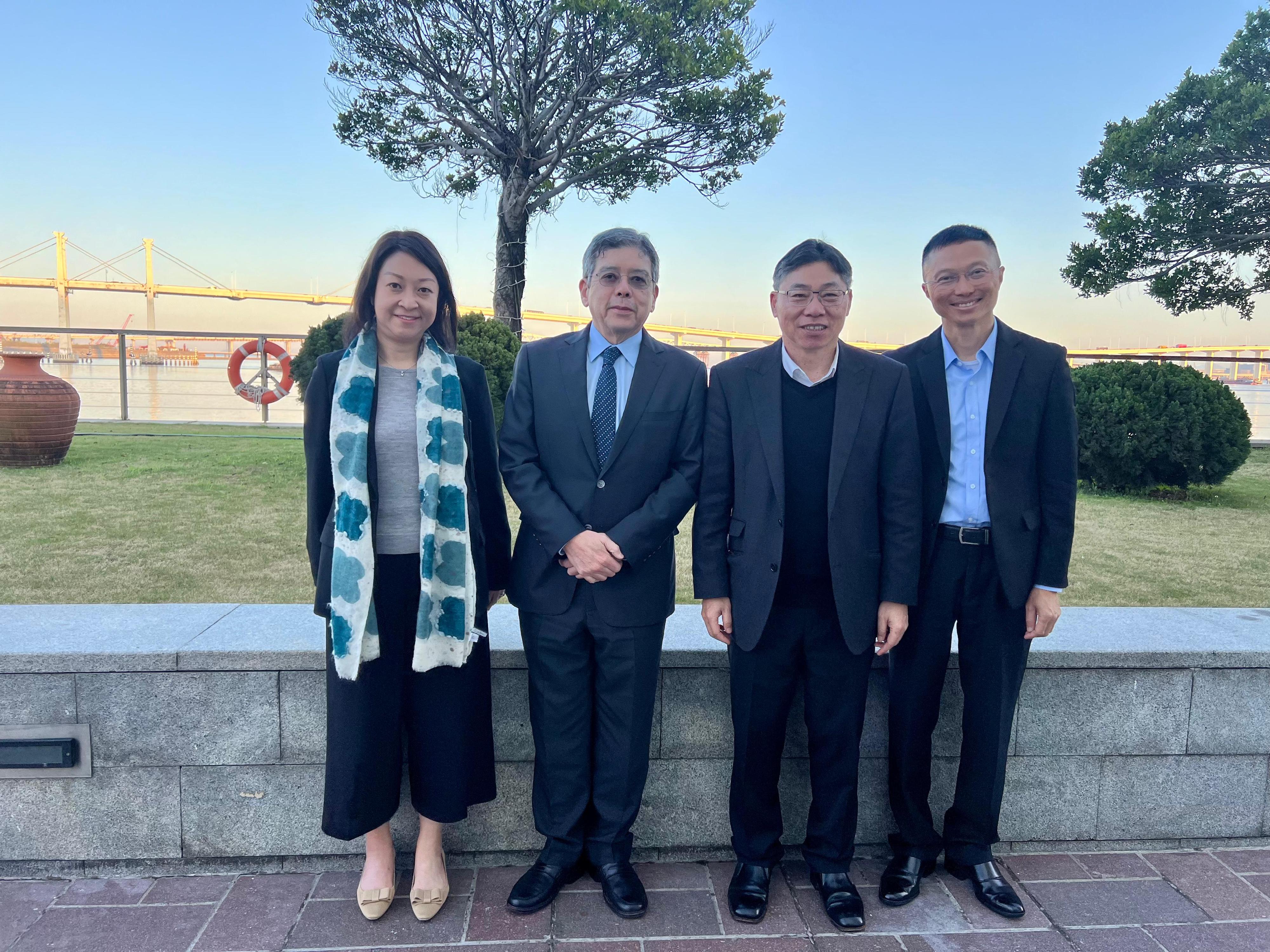 The Secretary for Transport and Logistics, Mr Lam Sai-hung, visited Zhuhai and Macao today (March 12). Mr Lam (second right) is pictured with the Secretary for Transport and Public Works of Macao, Mr Raimundo Arrais do Rosário (second left); the Director of the Macao Transport Bureau, Mr Lam Hin-san (first right); and the Commissioner for Transport, Ms Angela Lee (first left).