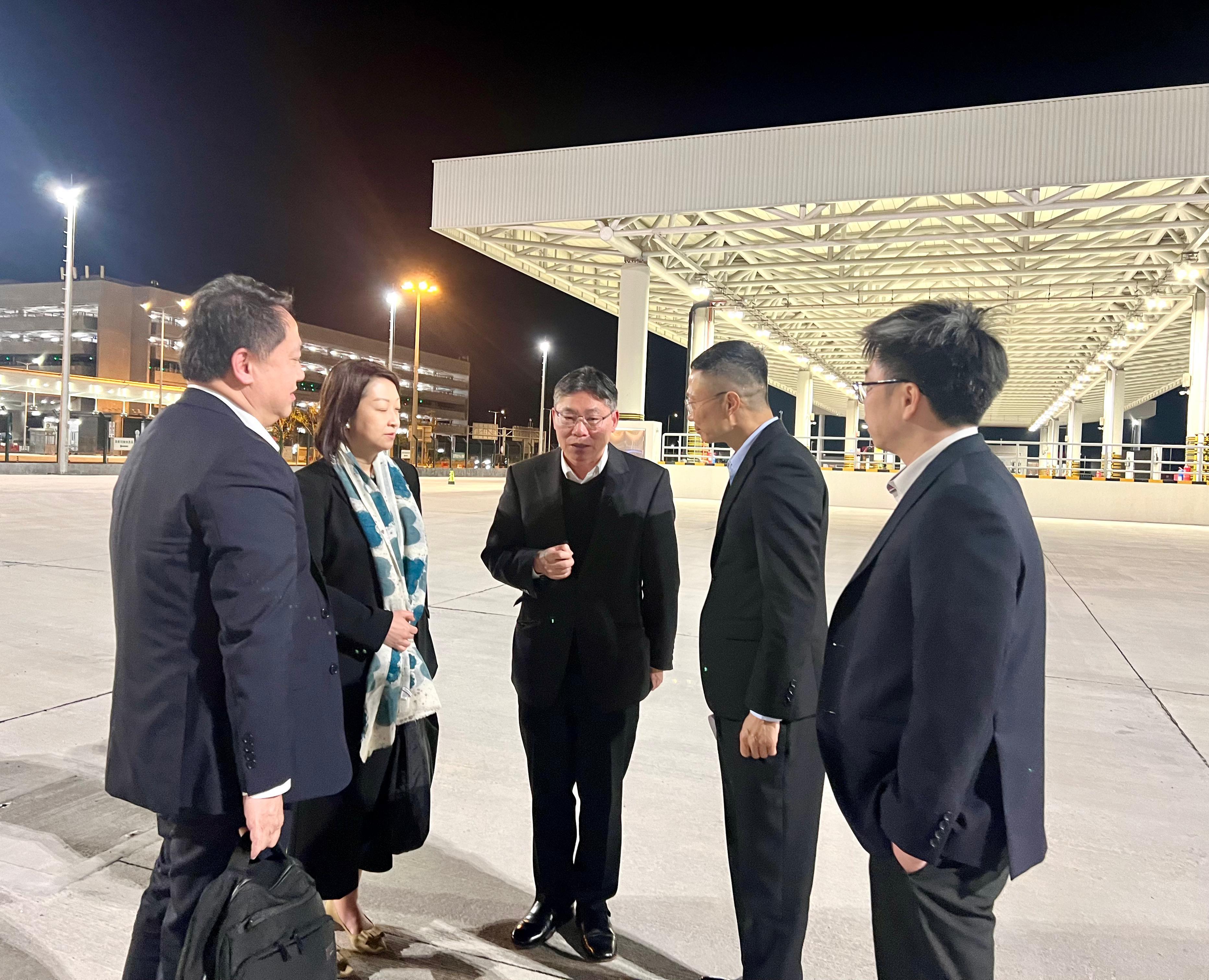 The Secretary for Transport and Logistics, Mr Lam Sai-hung, visited Zhuhai and Macao today (March 12). Photo shows Mr Lam (centre), accompanied by the Director of the Macao Transport Bureau, Mr Lam Hin-san (second right), inspecting the cross-boundary logistics transfer facility at the Hong Kong-Zhuhai-Macao Bridge Macao Port. Also present is the Commissioner for Transport, Ms Angela Lee (second left).