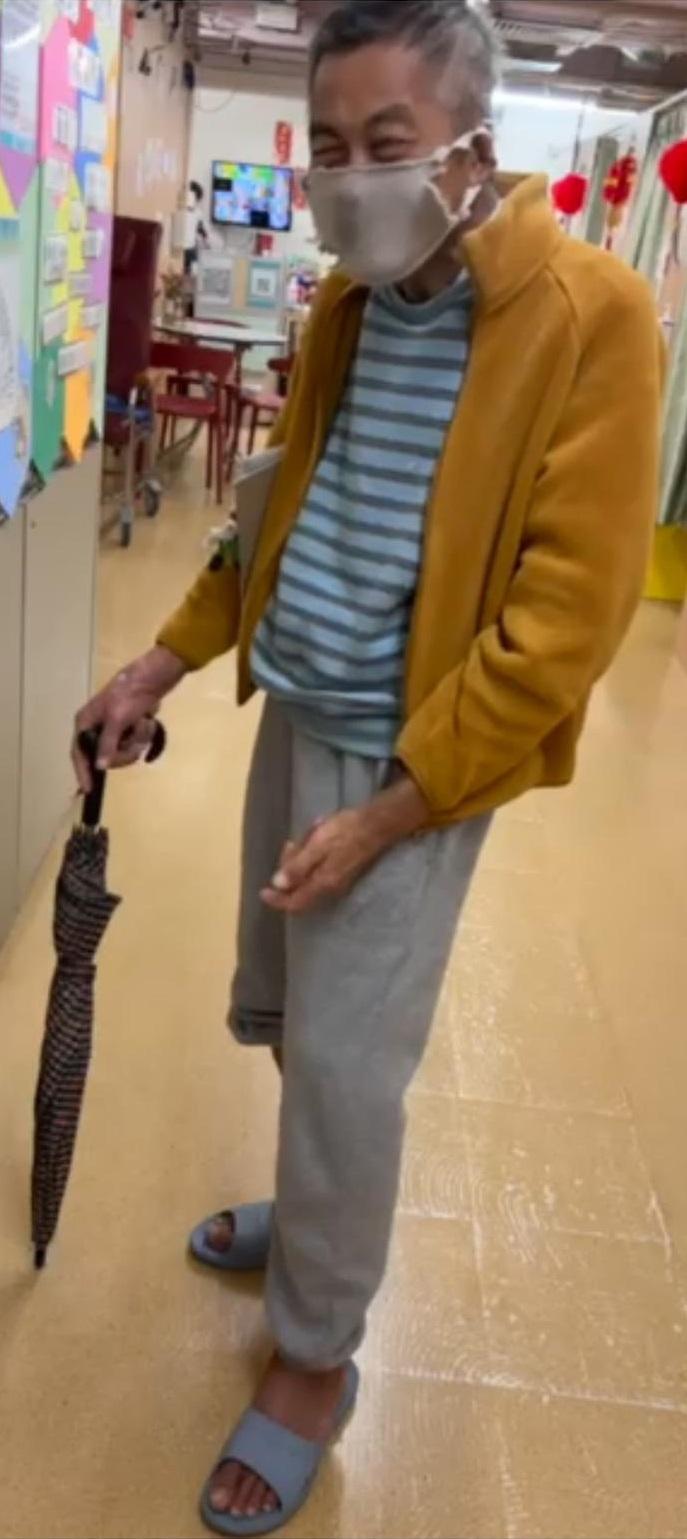 Ng Duan-man, aged 70, is about 1.55 metres tall, 50 kilograms in weight and of thin build. He has a pointed face with yellow complexion and short grey hair. He was last seen wearing a yellow jacket, a blue and white striped T-shirt, grey trousers, grey slippers and carrying a dark blue umbrella.