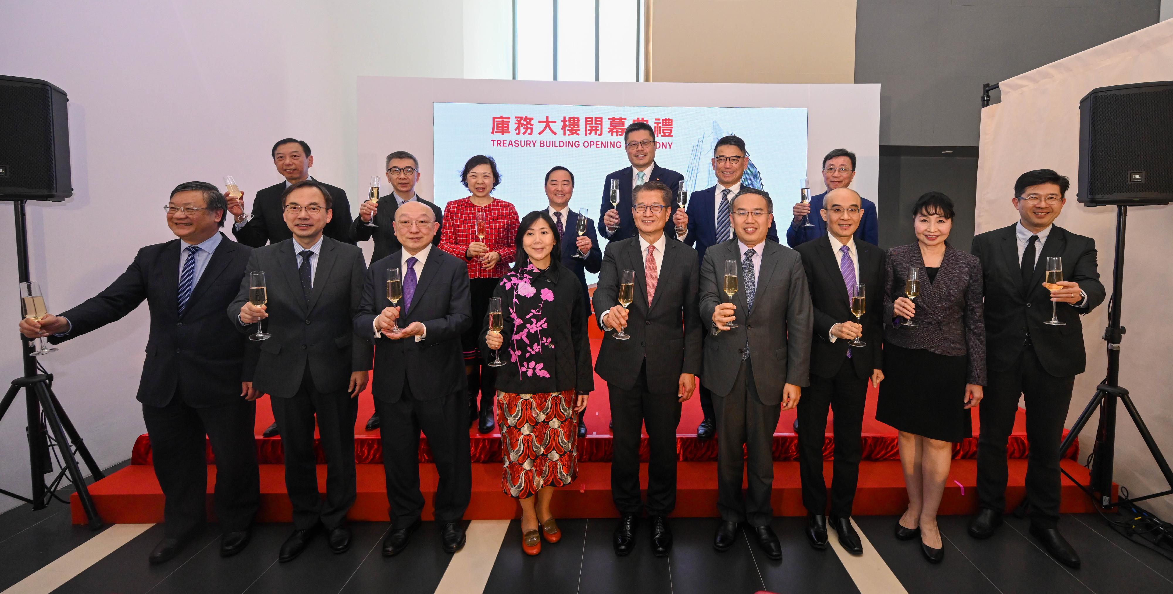 The opening ceremony of the Treasury Building was held today (March 12). Photo shows the Financial Secretary, Mr Paul Chan (front row, centre); the Secretary for Financial Services and the Treasury, Mr Christopher Hui (front row, fourth right); the Permanent Secretary for Financial Services and the Treasury (Treasury), Miss Cathy Chu (front row, fourth left); the Director of Accounting Services, Ms Susanna Cheung (front row, second right); the Government Property Administrator, Mr Eugene Fung (front row, third left), and other guests proposing a toast.
