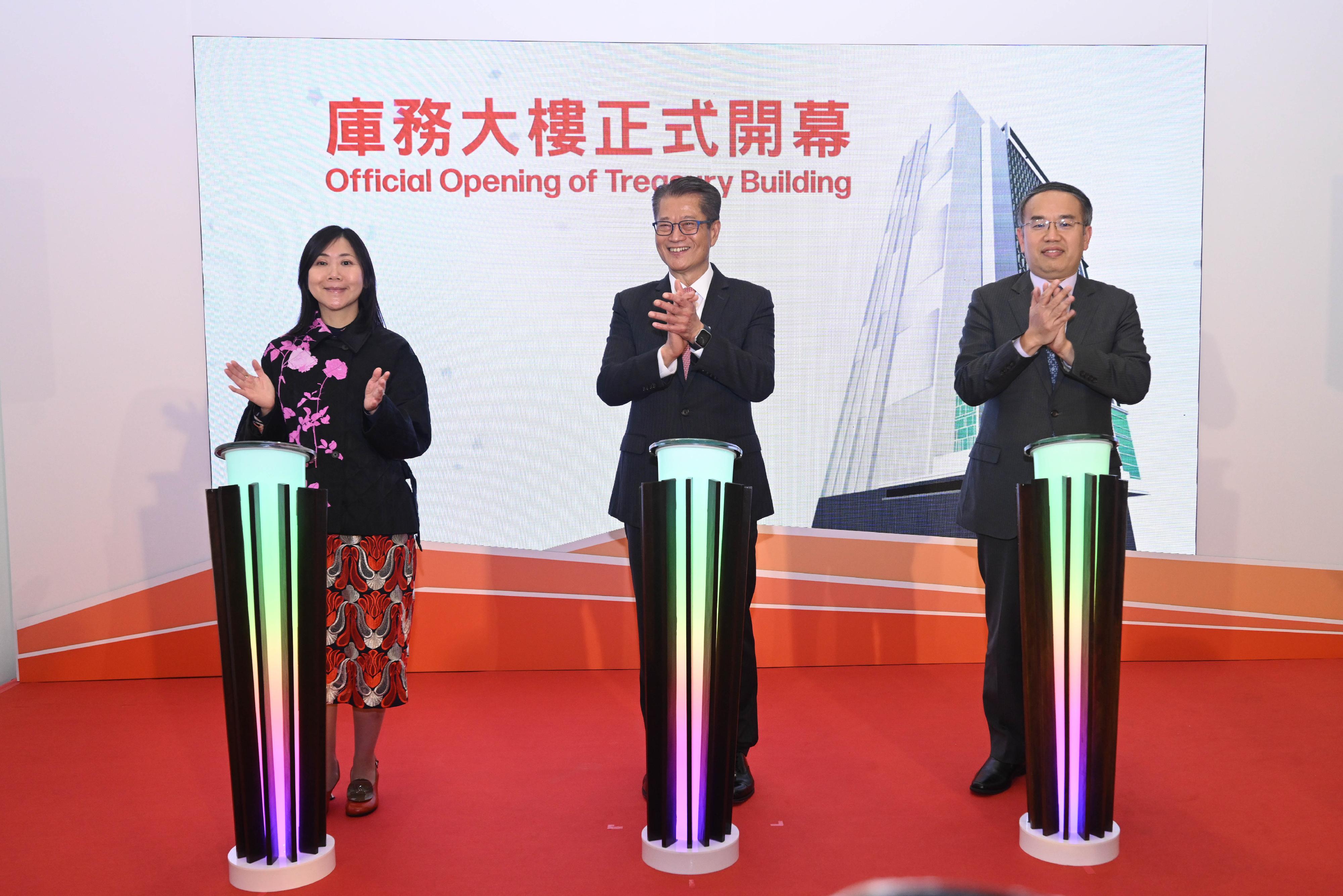 The opening ceremony of the Treasury Building was held today (March 12). Photo shows the Financial Secretary, Mr Paul Chan (centre); the Secretary for Financial Services and the Treasury, Mr Christopher Hui (right); and the Permanent Secretary for Financial Services and the Treasury (Treasury), Miss Cathy Chu (left), officiating at the opening ceremony.

