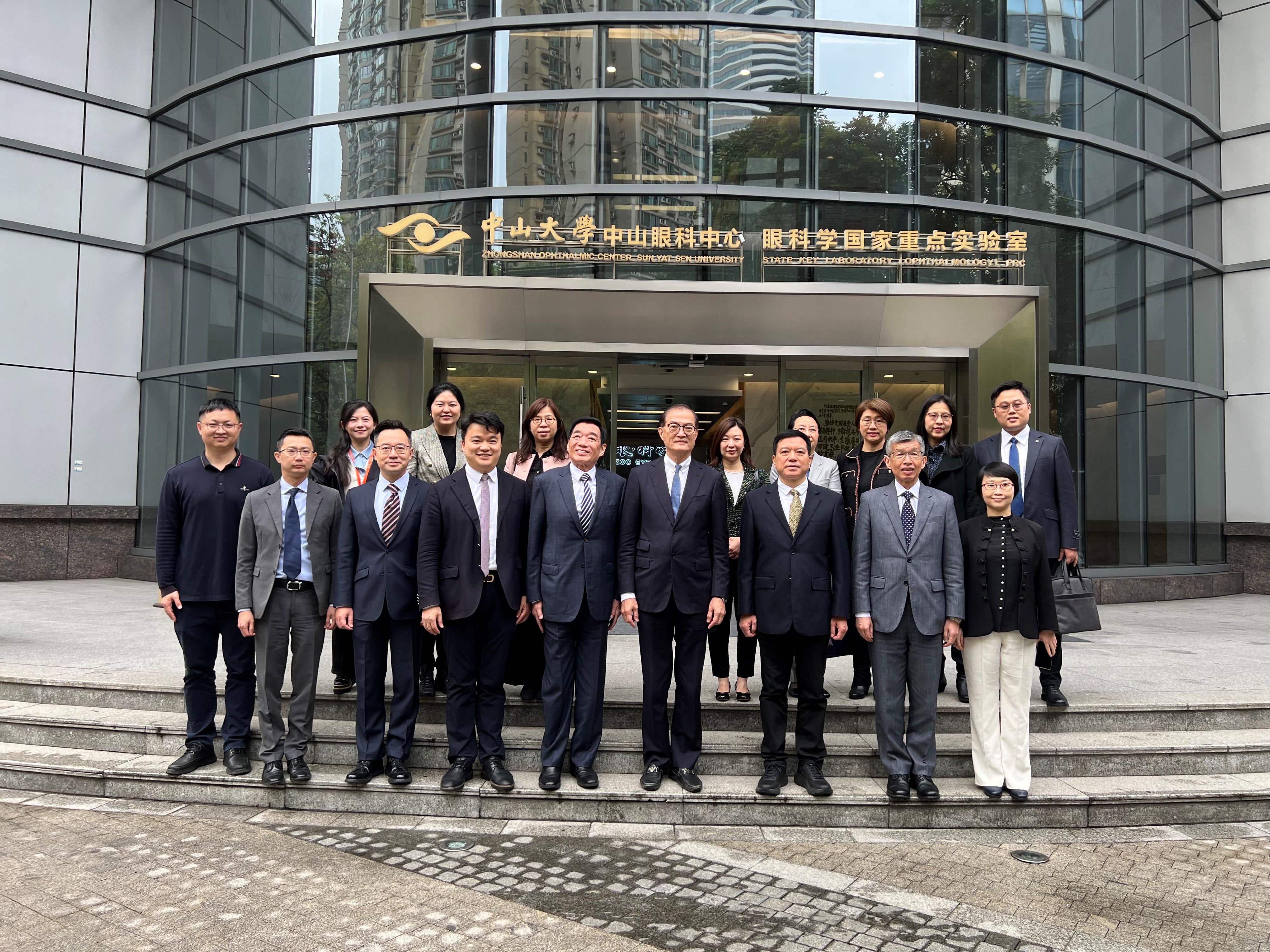 ​The Secretary for Health, Professor Lo Chung-mau, and his delegation visited the Zhongshan Ophthalmic Center of Sun Yat-sen University in Guangzhou today (March 13). Photo shows Professor Lo (front row, fourth right); Deputy Secretary for Health Mr Eddie Lee (front row, third left); the Senior Advisor (Secretary for Health's Office), Dr Joe Fan (front row, second left); the Chairman of the Hospital Authority (HA), Mr Henry Fan (front row, fifth left); the Deputising Chief Executive of the HA, Dr Simon Tang (front row, second right), and other attendees.