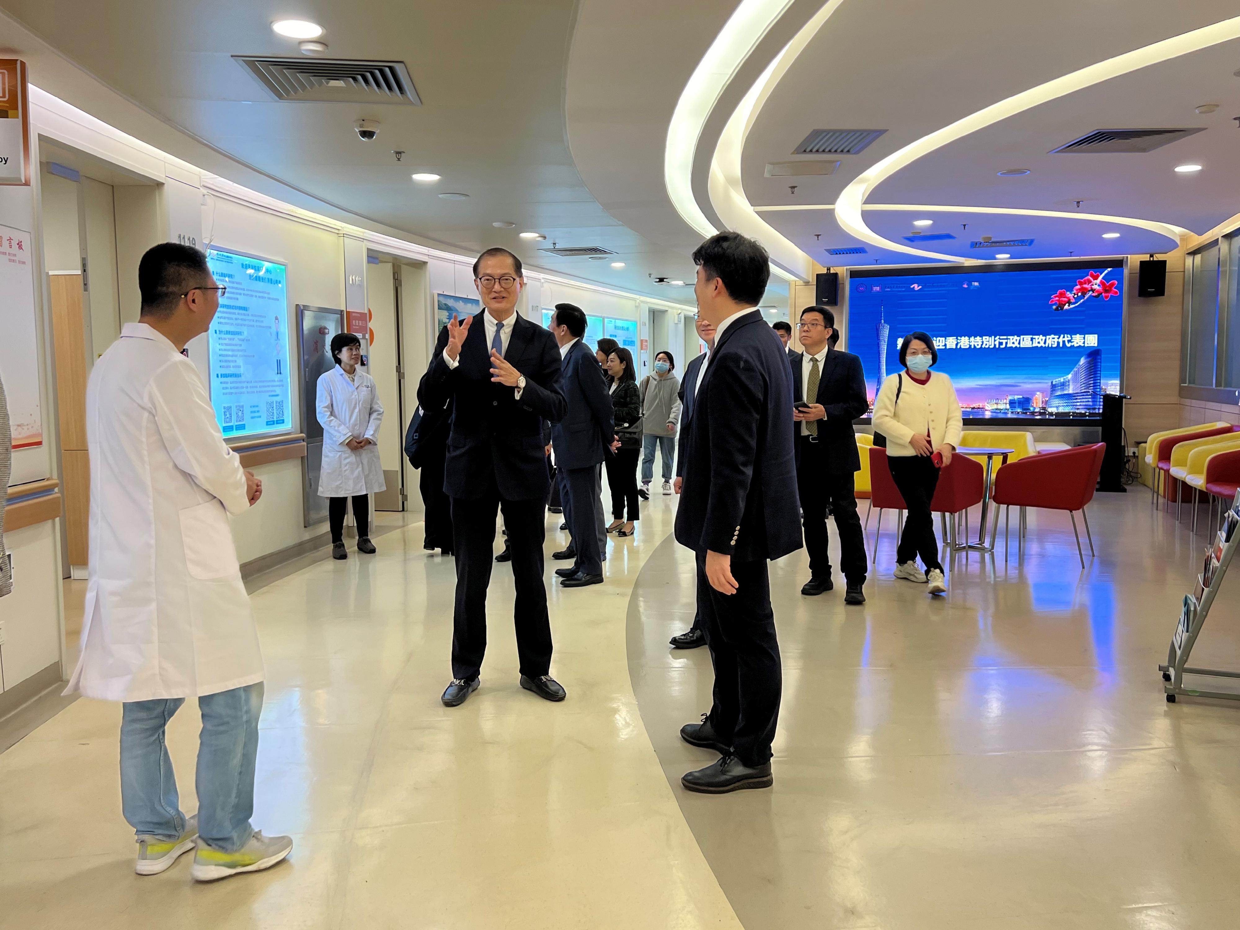 The Secretary for Health, Professor Lo Chung-mau, and his delegation visited the Zhongshan Ophthalmic Center of Sun Yat-sen University in Guangzhou today (March 13). Photo shows Professor Lo (second left) chatting with staff members of the Center.
