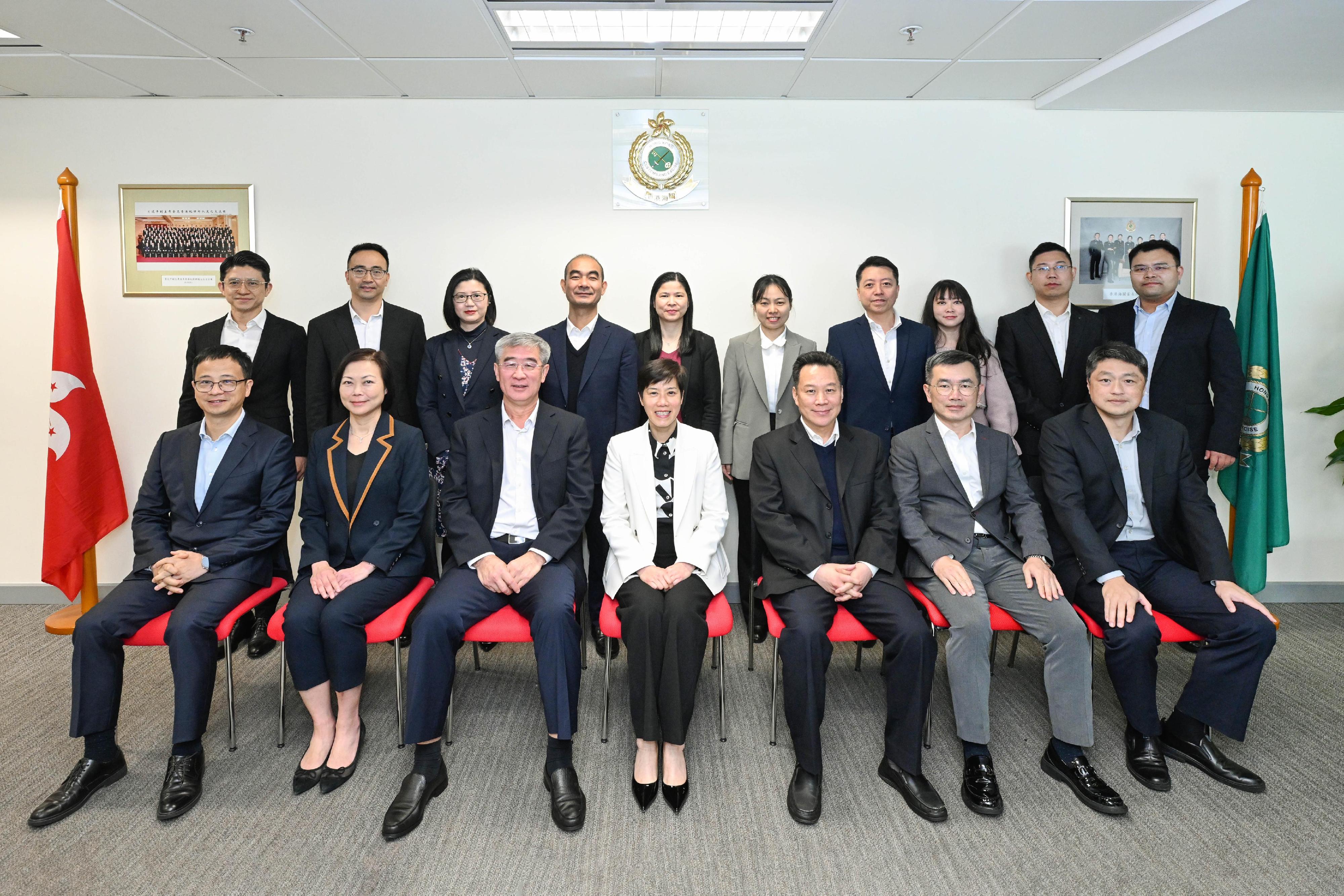 The Commissioner of Customs and Excise, Ms Louise Ho, today (March 13) met the Chief of the Office of Port of Entry and Exit of the Shenzhen Municipal People's Government, Mr Wang Gang, in the Customs Headquarters Building. Photo shows Ms Ho (front row, centre), Mr Wang (front row, third left) and members of the delegation.