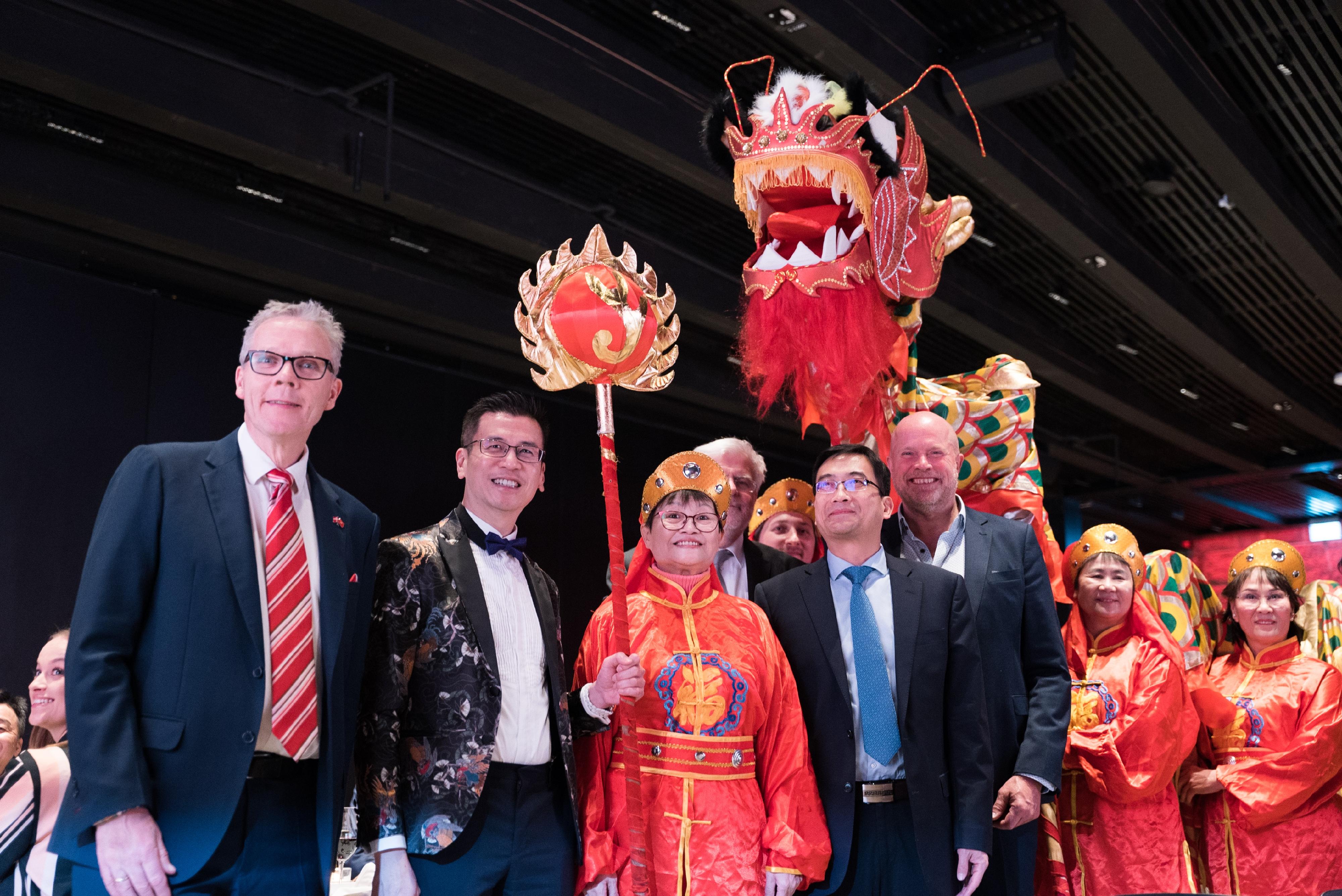 香港駐倫敦經濟貿易辦事處與丹麥—香港貿易協會三月十二日（哥本哈根時間）在丹麥哥本哈根合辦酒會慶祝龍年，並有舞龍表演。
