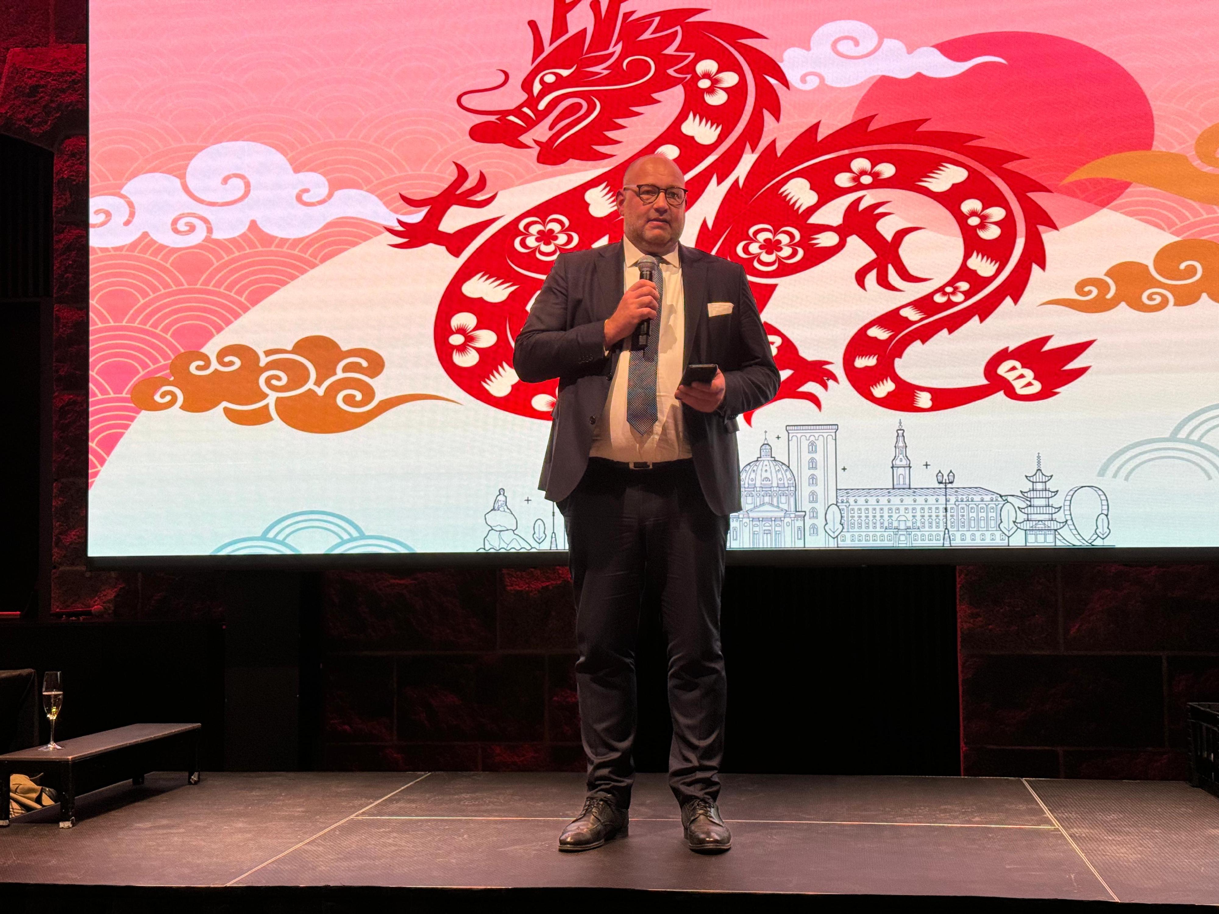香港駐倫敦經濟貿易辦事處與丹麥—香港貿易協會三月十二日（哥本哈根時間）在丹麥哥本哈根合辦酒會慶祝龍年。圖示丹麥—香港貿易協會主席Nikolaj Juhl Hansen在酒會致辭。