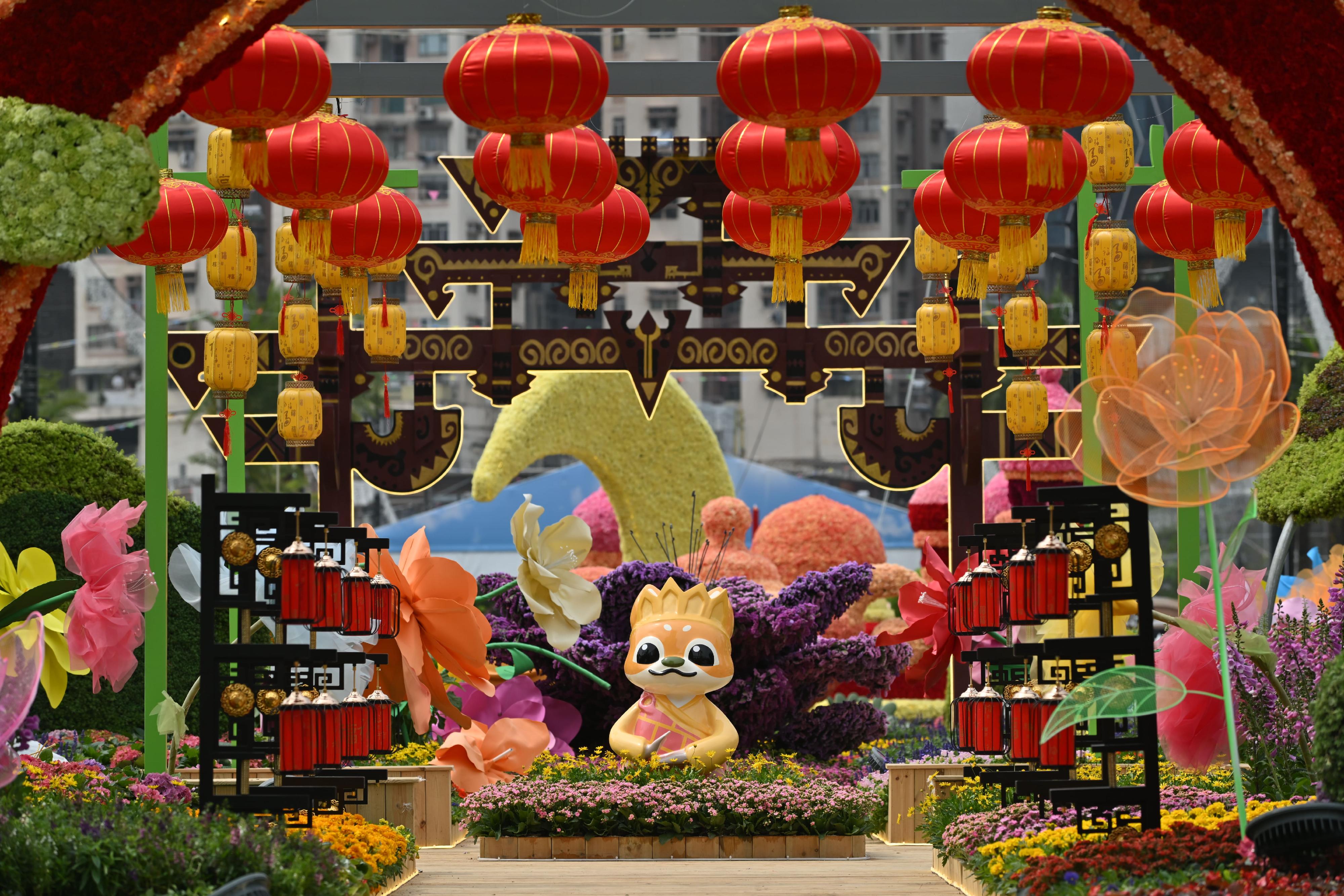 二○二四年香港花卉展览（花展）明日（三月十五日）至三月二十四日在维多利亚公园举行。今年花展的主题花是香彩雀，以「雀跃全城」为主题。花展会场中轴线的园林造景以童话故事为主题，充满童趣和梦幻气息。图示以《西游记》为主题的园林造景。
