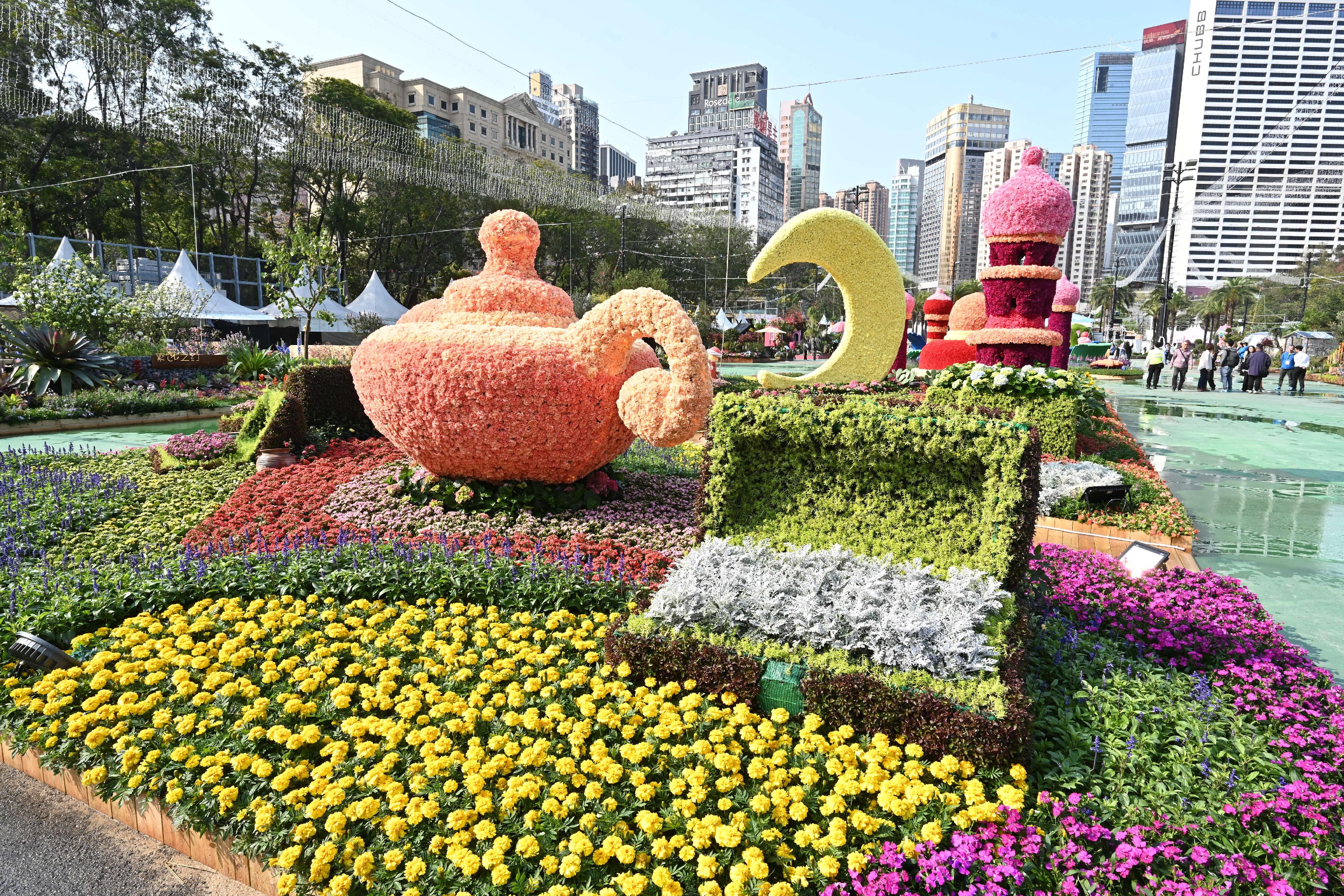二○二四年香港花卉展览（花展）明日（三月十五日）至三月二十四日在维多利亚公园举行。今年花展的主题花是香彩雀，以「雀跃全城」为主题。花展会场中轴线的园林造景以童话故事为主题，充满童趣和梦幻气息。图示题为《阿拉伯神话》的园林造景。