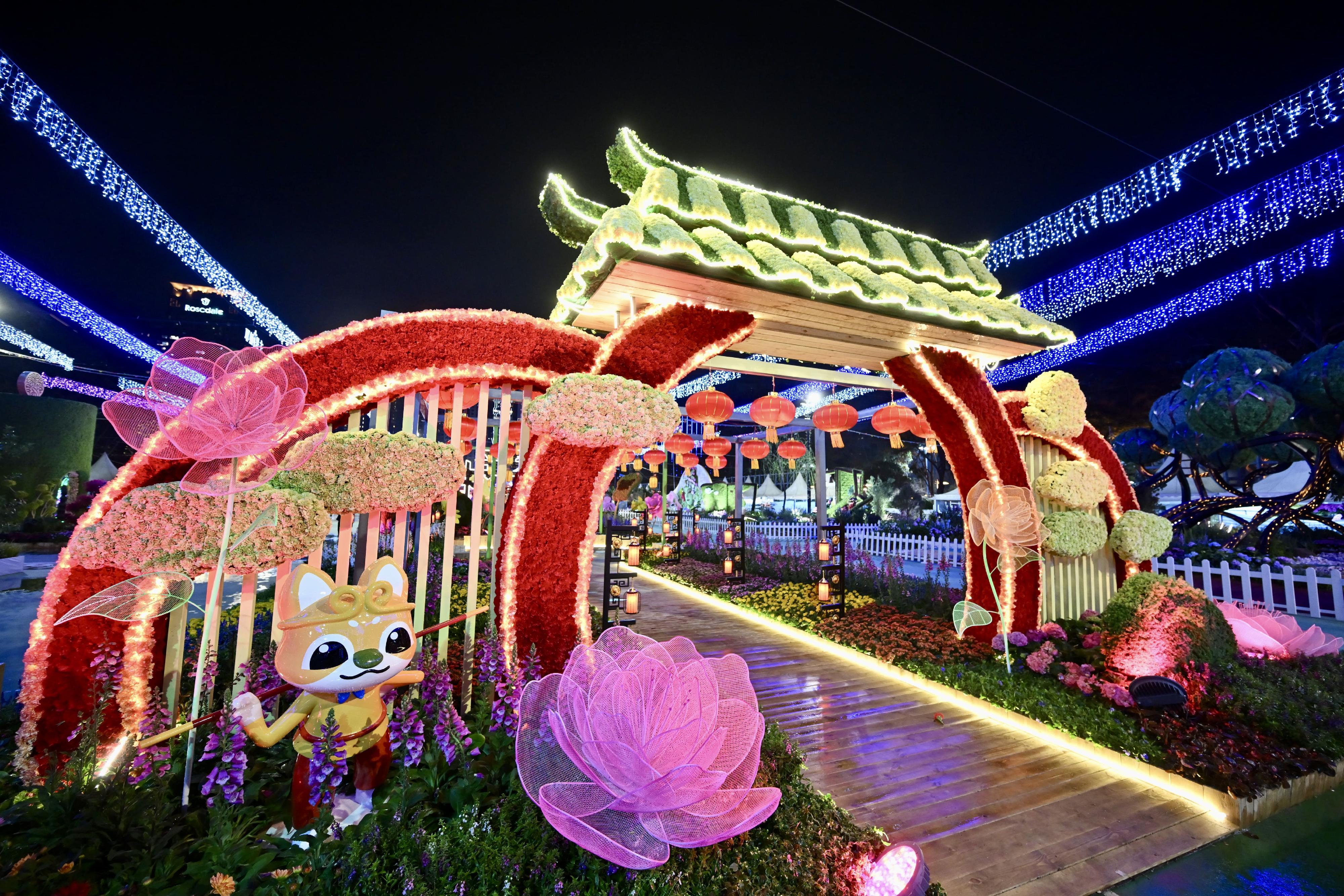 二○二四年香港花卉展览（花展）明日（三月十五日）至三月二十四日在维多利亚公园举行。今年花展的主题花是香彩雀，以「雀跃全城」为主题。晚上各个大型园林造景均加入灯光效果，让游人享受到不同的视觉体验。图示以《西游记》为主题的园林造景。