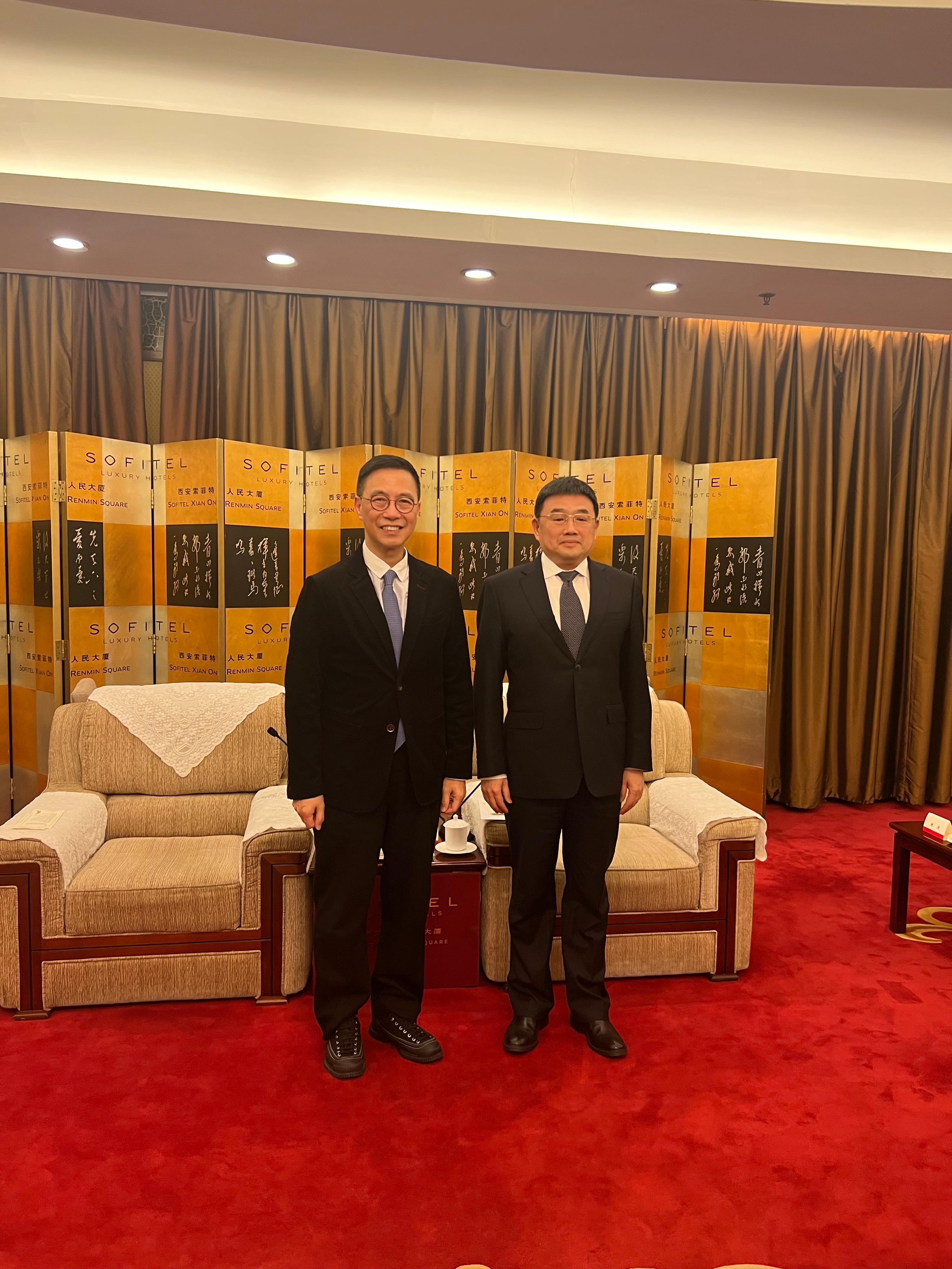 The Secretary for Culture, Sports and Tourism, Mr Kevin Yeung (left), visited Xi'an and Qingdao to promote Hong Kong tourism. On the first day of the visit (March 12), he meets with Vice Governor of the Shaanxi Provincial Government Mr Xu Mingfei (right) in Xi'an to exchange views on tourism developments.