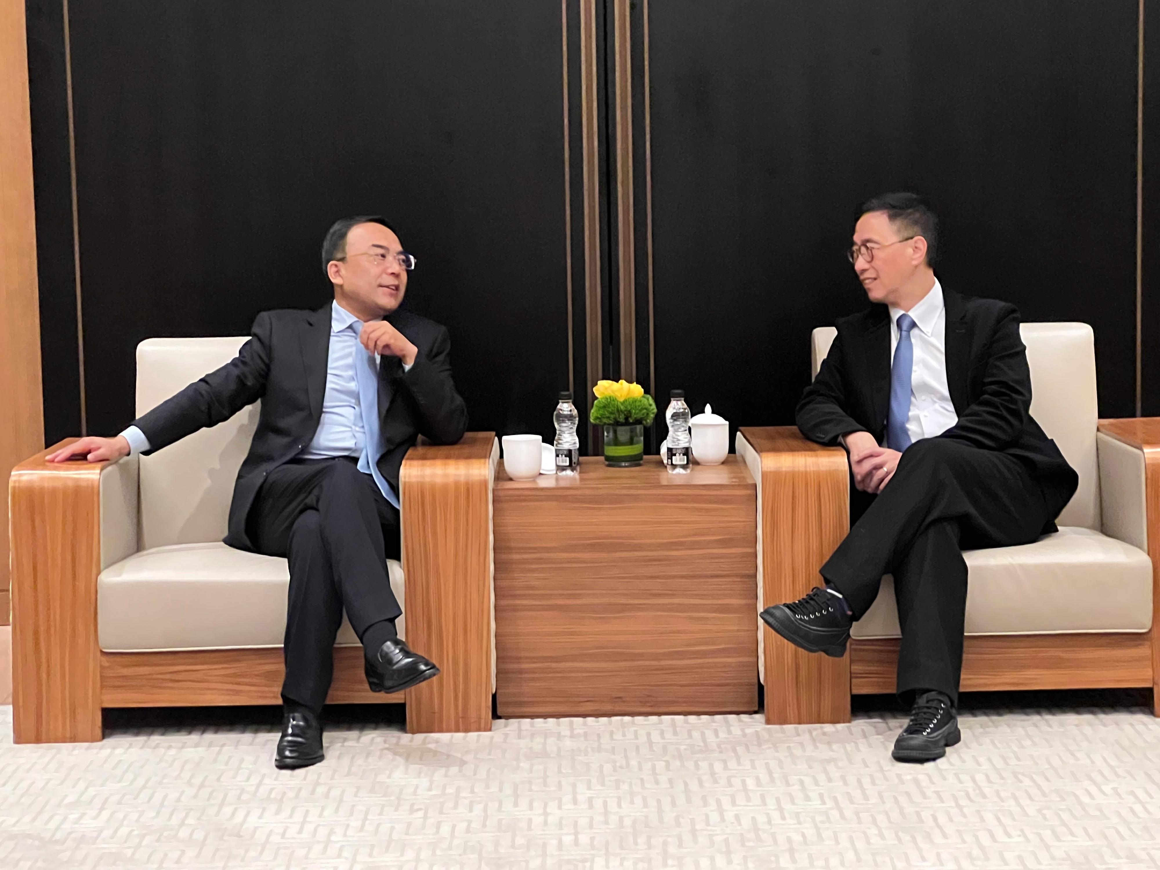 The Secretary for Culture, Sports and Tourism, Mr Kevin Yeung (right), visited Xi'an and Qingdao to promote Hong Kong tourism. On the second day of the visit (March 13), he meets with the Director of the Department of Culture and Tourism of Shaanxi, Mr Gao Yang (left), in Xi'an.