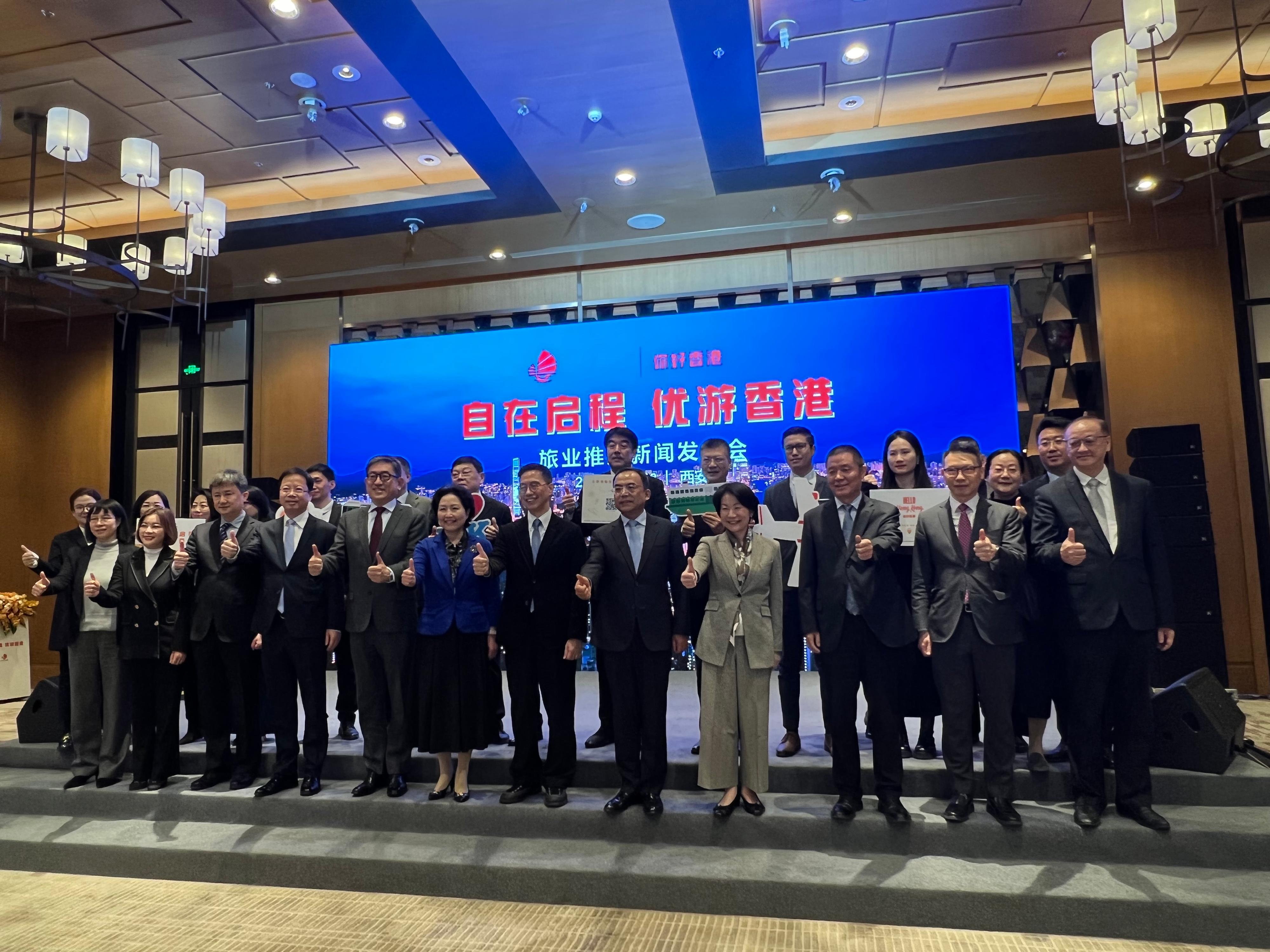 The Secretary for Culture, Sports and Tourism, Mr Kevin Yeung (front row, sixth right), visited Xi'an and Qingdao to promote Hong Kong tourism. On the second day of the visit (March 13), he attends a briefing session for the tourism sector in Xi'an, where he promoted Hong Kong tourism. The Commissioner for Tourism, Ms Vivian Sum (front row, fourth right), also attends.
