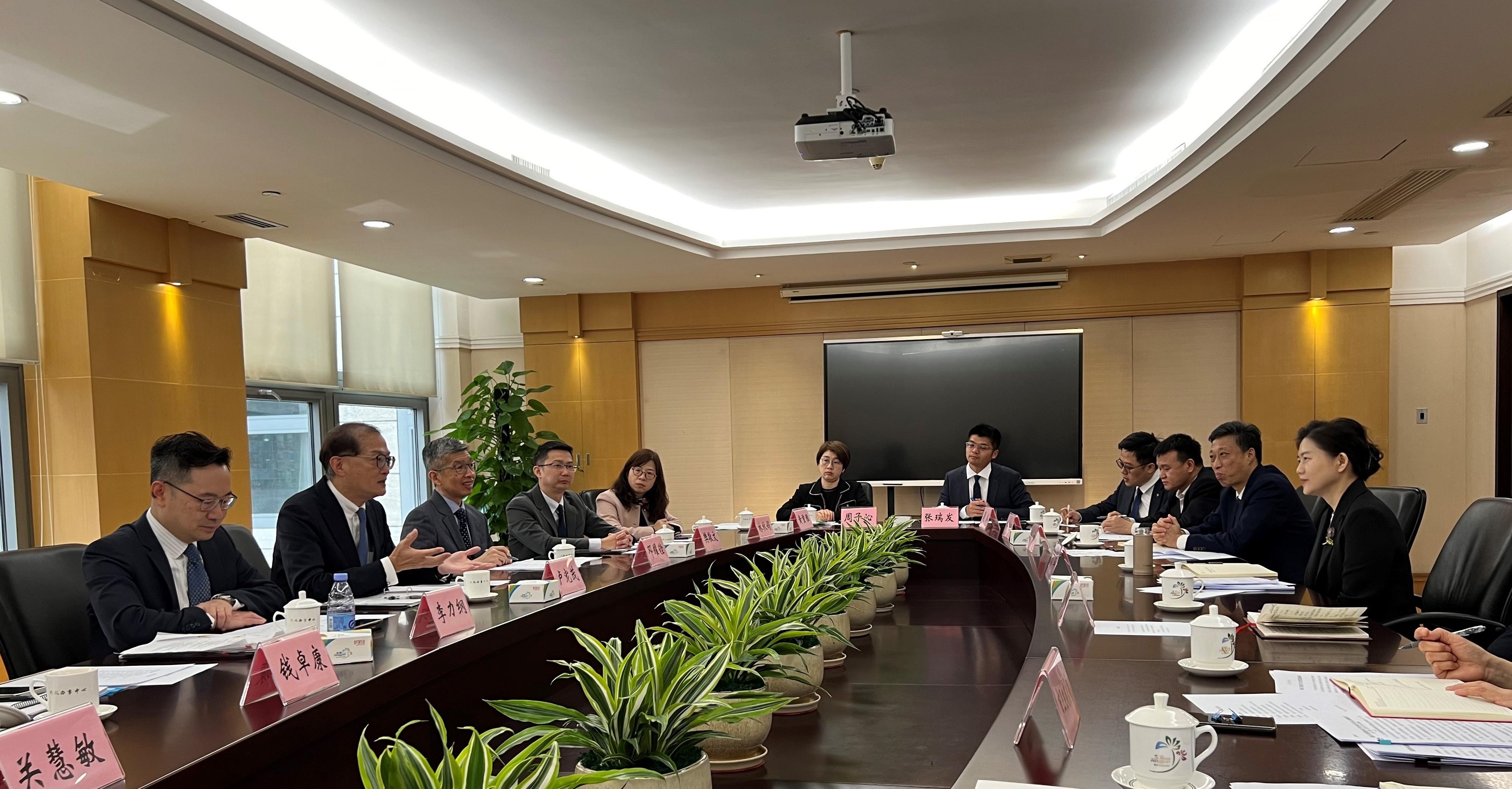 The Secretary for Health, Professor Lo Chung-mau (second left), and his delegation meet Deputy Mayor of the Dongguan Municipal People's Government Ms Li Jun (first right) to introduce to her and other Dongguan Municipal Government and health officials the latest healthcare developments in Hong Kong, with Deputy Secretary for Health Mr Eddie Lee (first left); the Senior Advisor (Secretary for Health's Office), Dr Joe Fan (fourth left); and the Deputising Chief Executive of the Hospital Authority, Dr Simon Tang (third left), in attendance.
