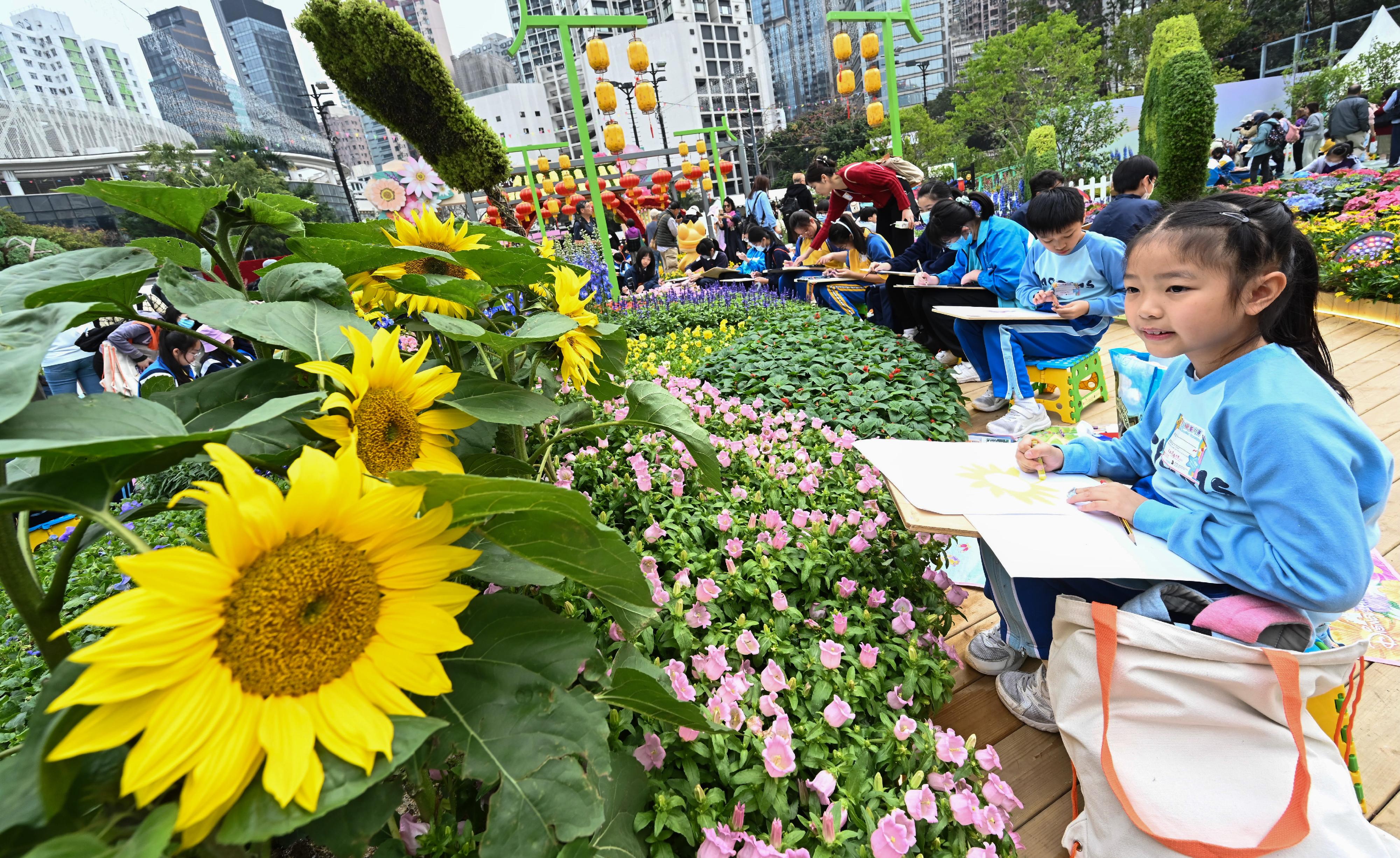 每年一度的赏花盛事香港花卉展览今日（三月十五日）在维多利亚公园开幕，展出约四十二万株花卉，包括约四万株主题花香彩雀。今日举行的赛马会学童绘画比赛吸引约二千二百人参与。