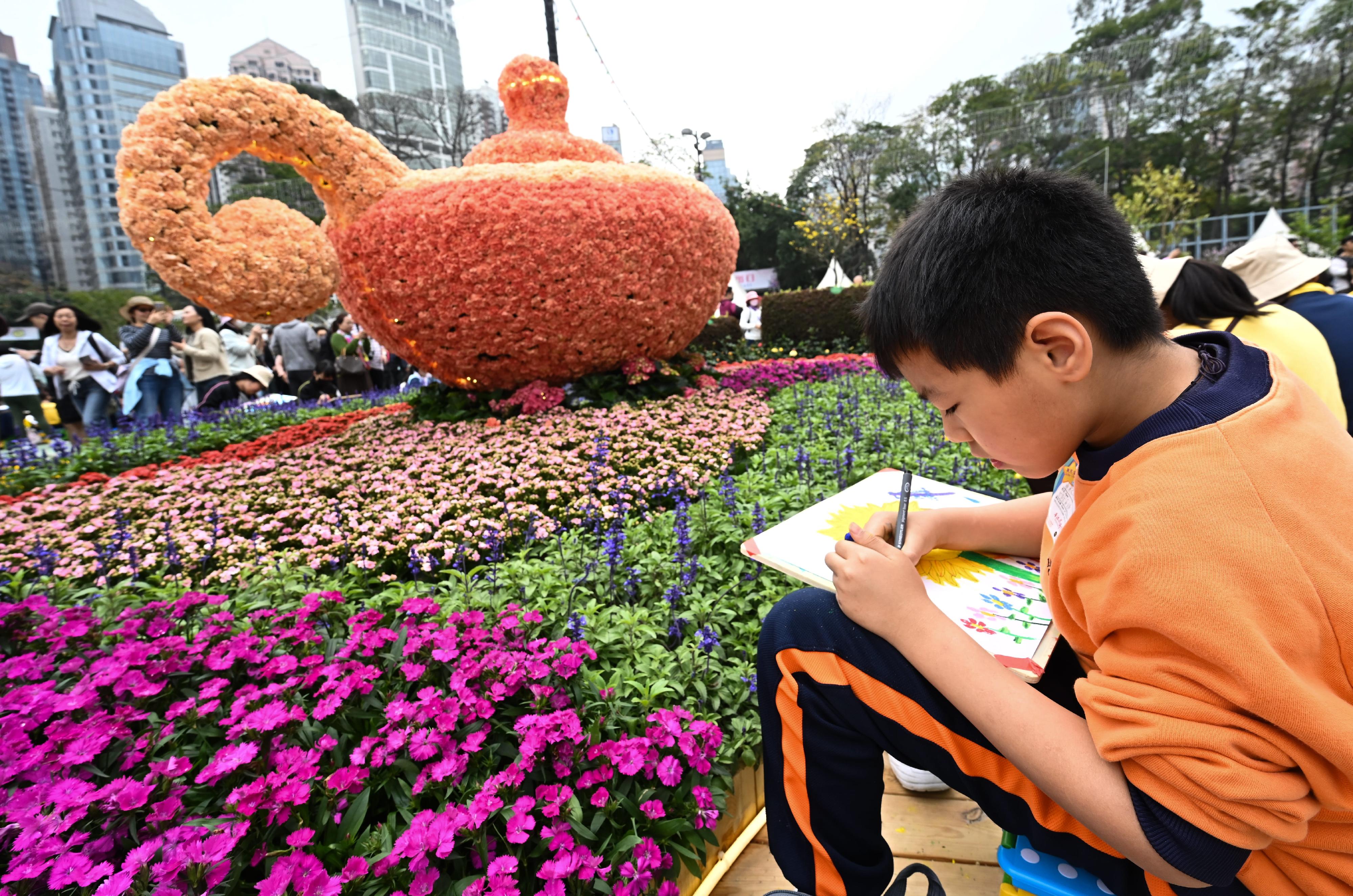 每年一度的赏花盛事香港花卉展览今日（三月十五日）在维多利亚公园开幕，展出约四十二万株花卉，包括约四万株主题花香彩雀。今日举行的赛马会学童绘画比赛吸引约二千二百人参与。