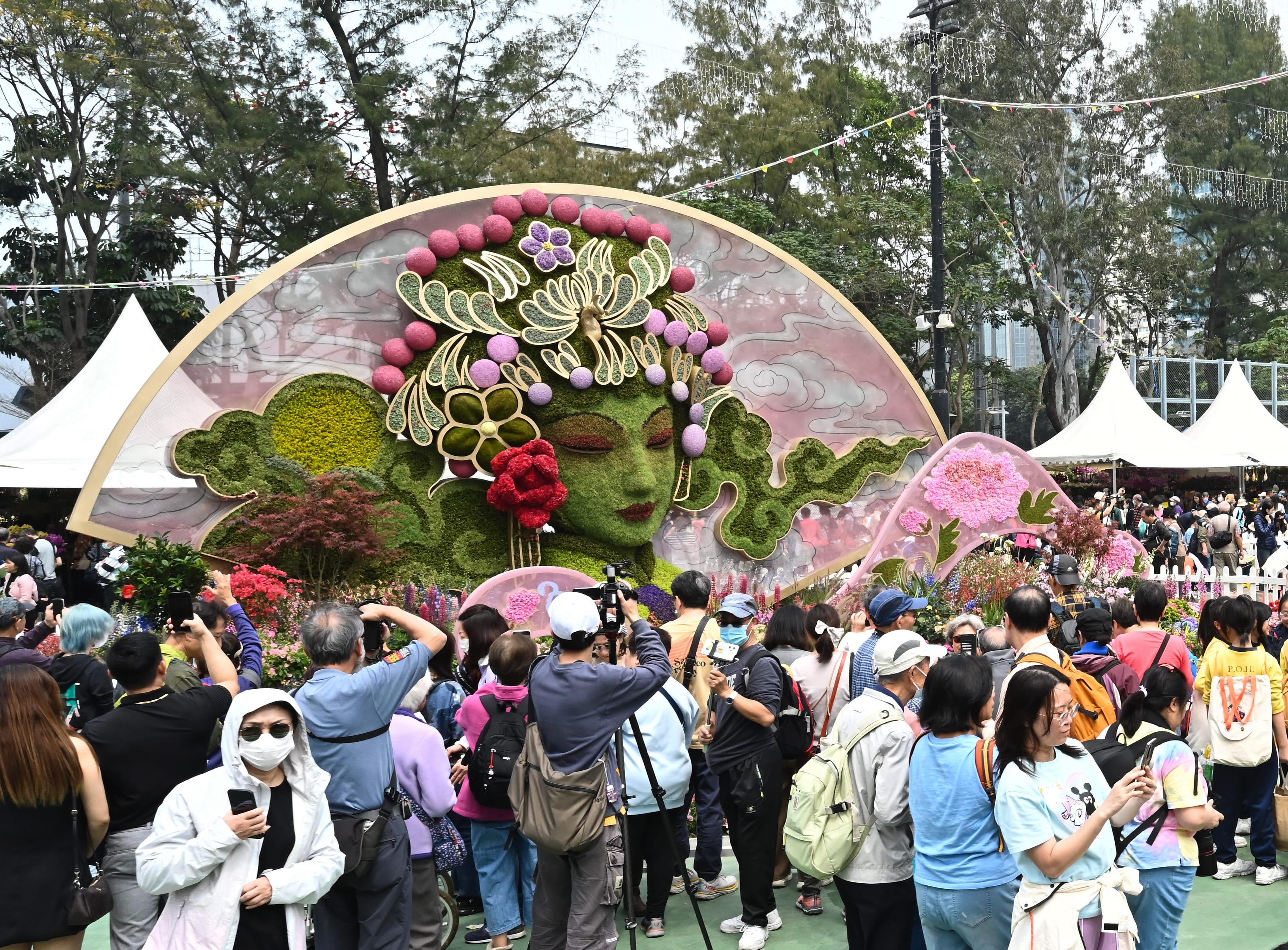 每年一度的赏花盛事香港花卉展览今日（三月十五日）在维多利亚公园开幕，展出约四十二万株花卉，包括约四万株主题花香彩雀。图为《京韵》园圃，创作理念源自京剧花旦凤冠造型。