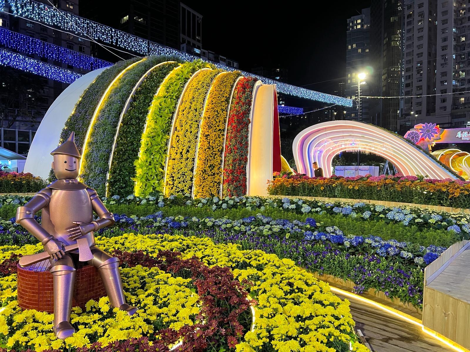 每年一度的賞花盛事香港花卉展覽今日（三月十五日）在維多利亞公園開幕，展出約四十二萬株花卉，包括約四萬株主題花香彩雀。圖為《綠野仙蹤》園圃，在夜幕下別有一番景致。