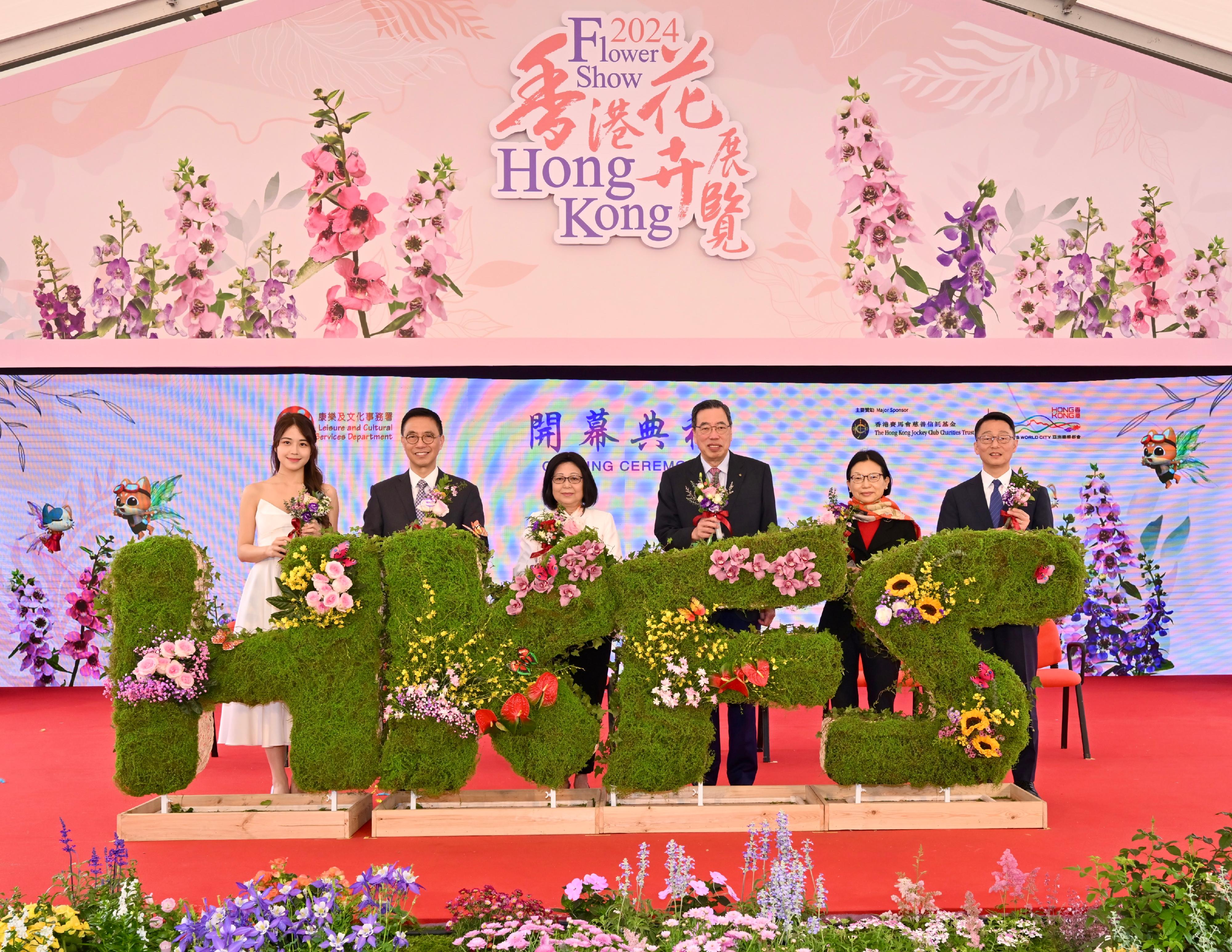 The annual Hong Kong Flower Show extravaganza opened at Victoria Park today (March 15) with some 420 000 flowers on display, including about 40 000 angelonias as the theme flower. Pictured are (from right) the Director of Leisure and Cultural Services, Mr Vincent Liu; Steward of the Hong Kong Jockey Club, Miss Anita Fung; the President of the Legislative Council, Mr Andrew Leung; the wife of the Chief Executive, Mrs Janet Lee; the Secretary for Culture, Sports and Tourism, Mr Kevin Yeung; and Miss Hong Kong 2023 Hilary Chong at the opening ceremony.